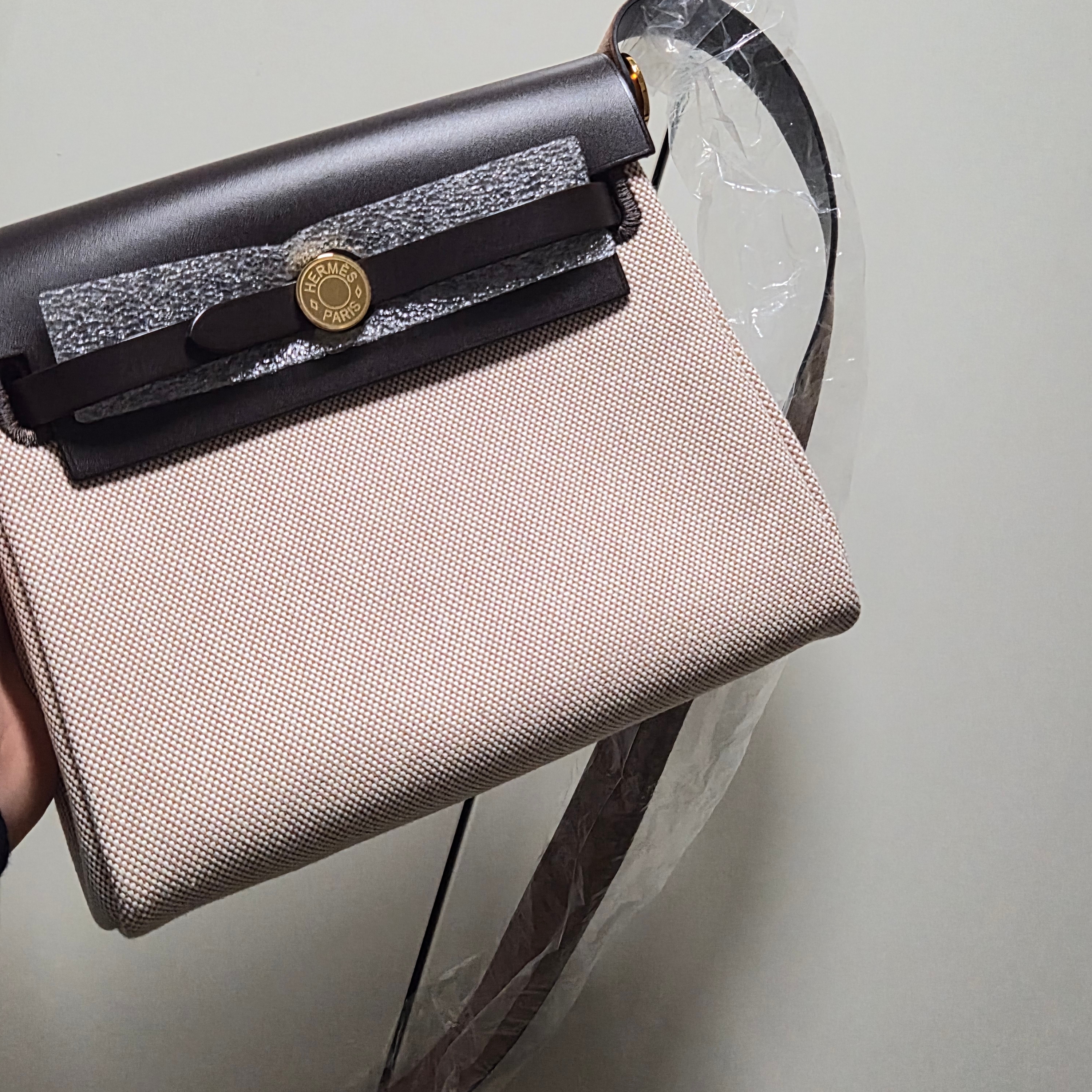 Hermes Herbag Zip 20 Bag Retourne H Viking Canvas Hunter Cowhide & Gold Ecru Beige Ebene 착용 스타일