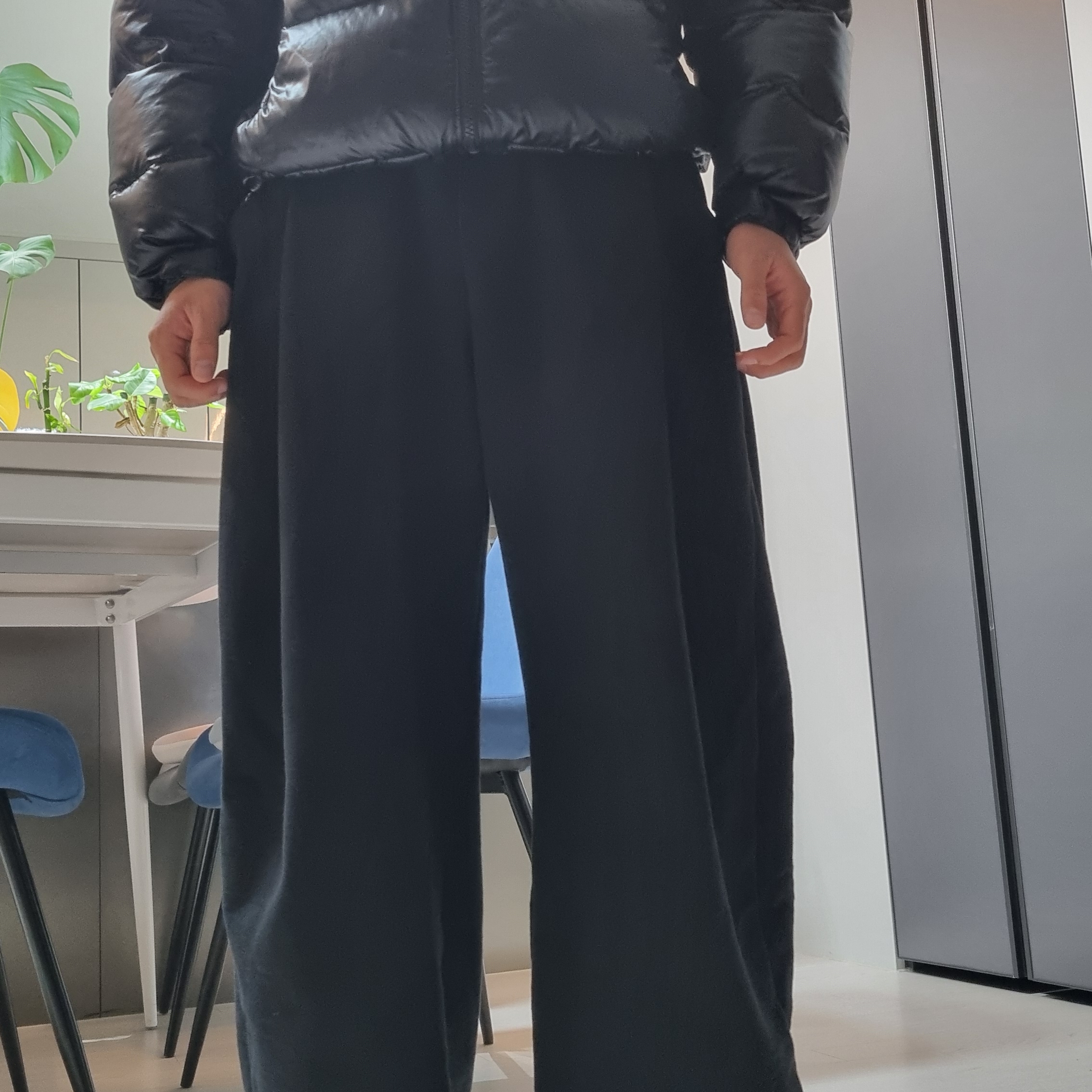 Suade Two Tuck Long Pants Black 착용 스타일