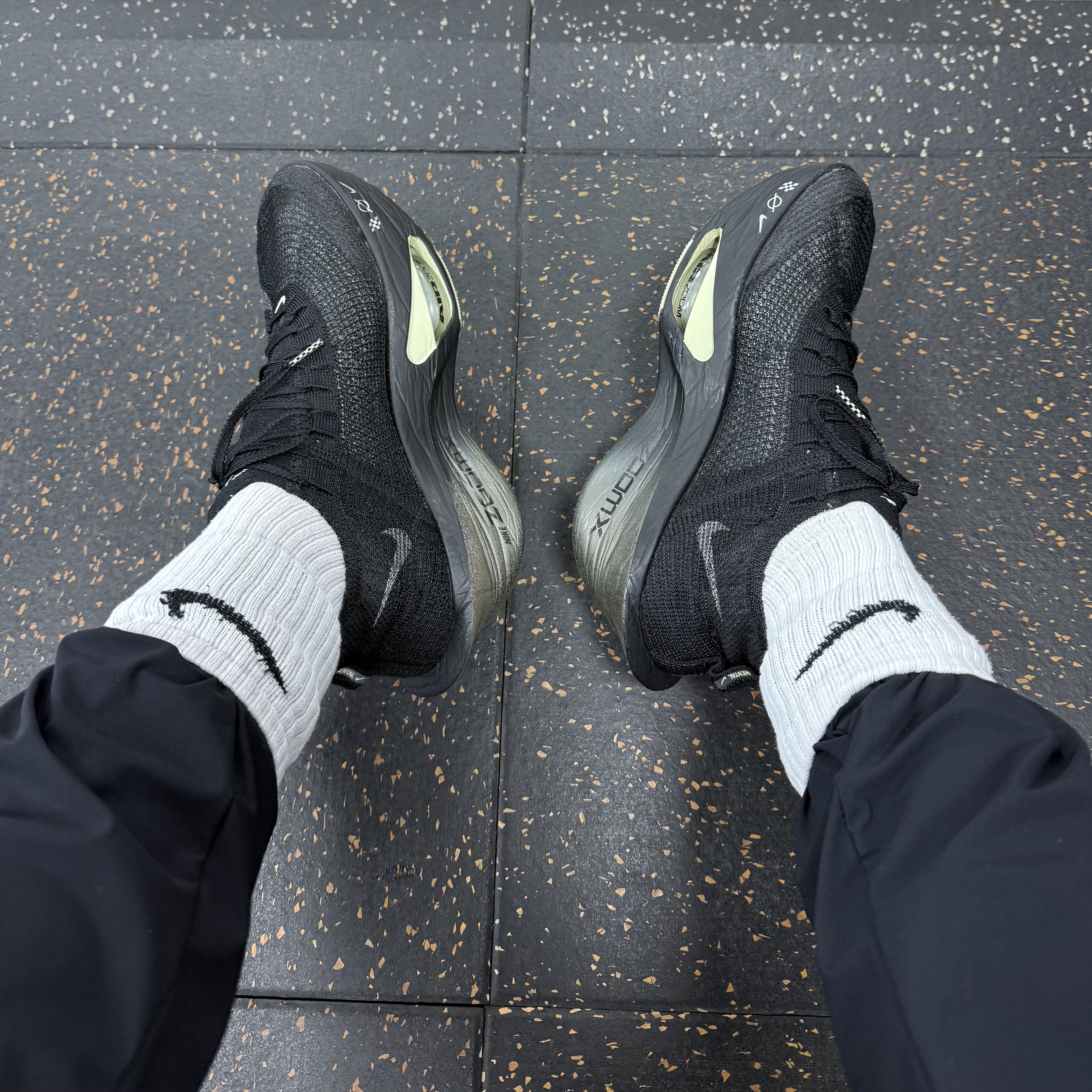 Nike Air Zoom Alphafly Next% 3 Black Olive Aura 착용 스타일 - 2