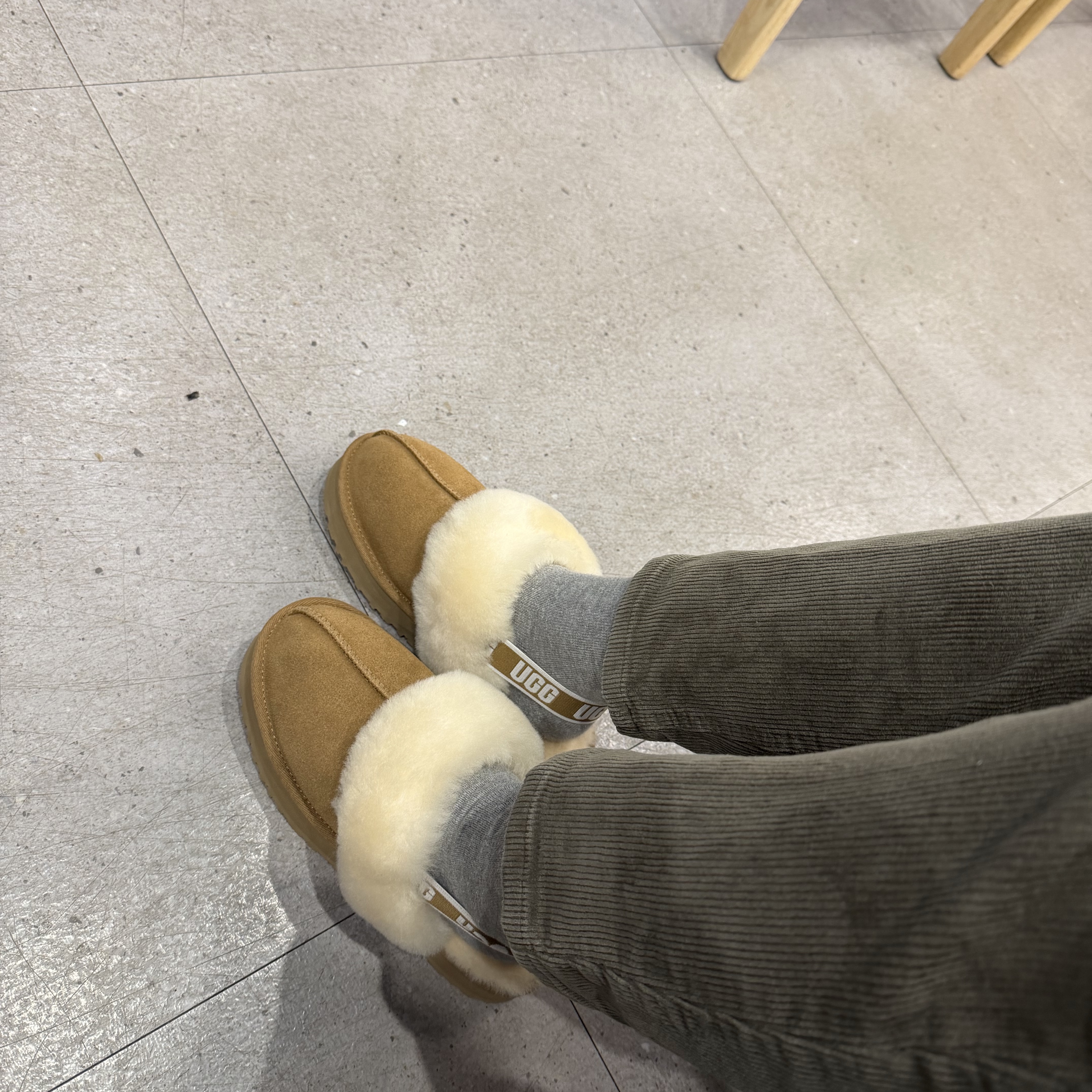 (Kids) UGG Funkette Slides Chestnut 착용 스타일
