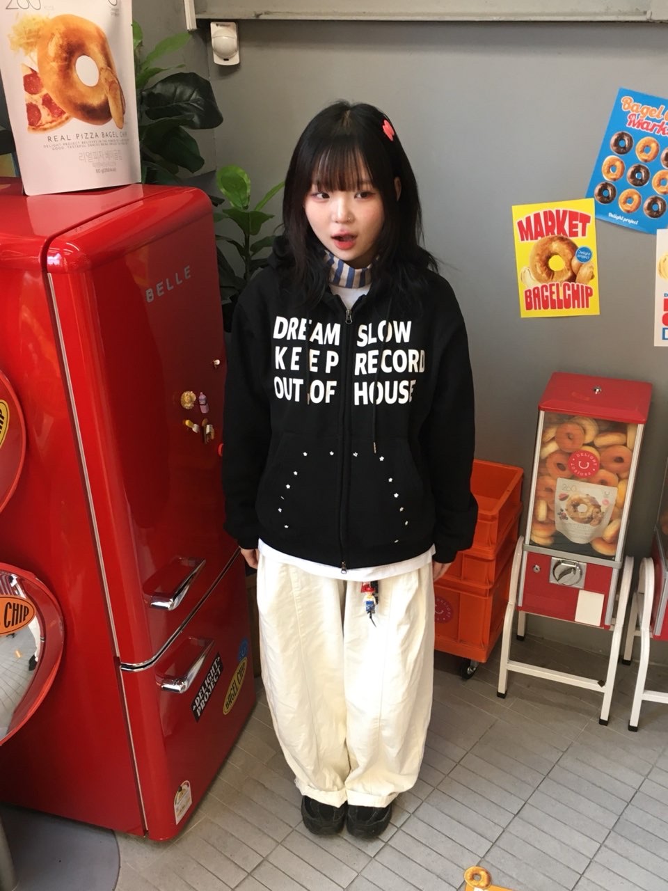 SLOW RECORD HOUSE Typo Star Hood Zip-up Black 착용 스타일 - 1