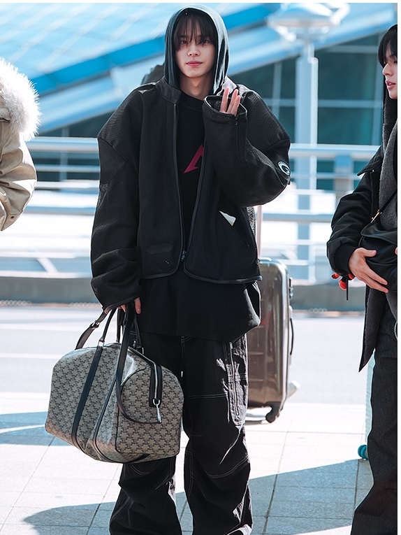 Undermycar 25FW Stitched Wide Cargo Pants Olive, Undermycar 25FW Stitched Wide Cargo Pants Black 착용 스타일 - 1
