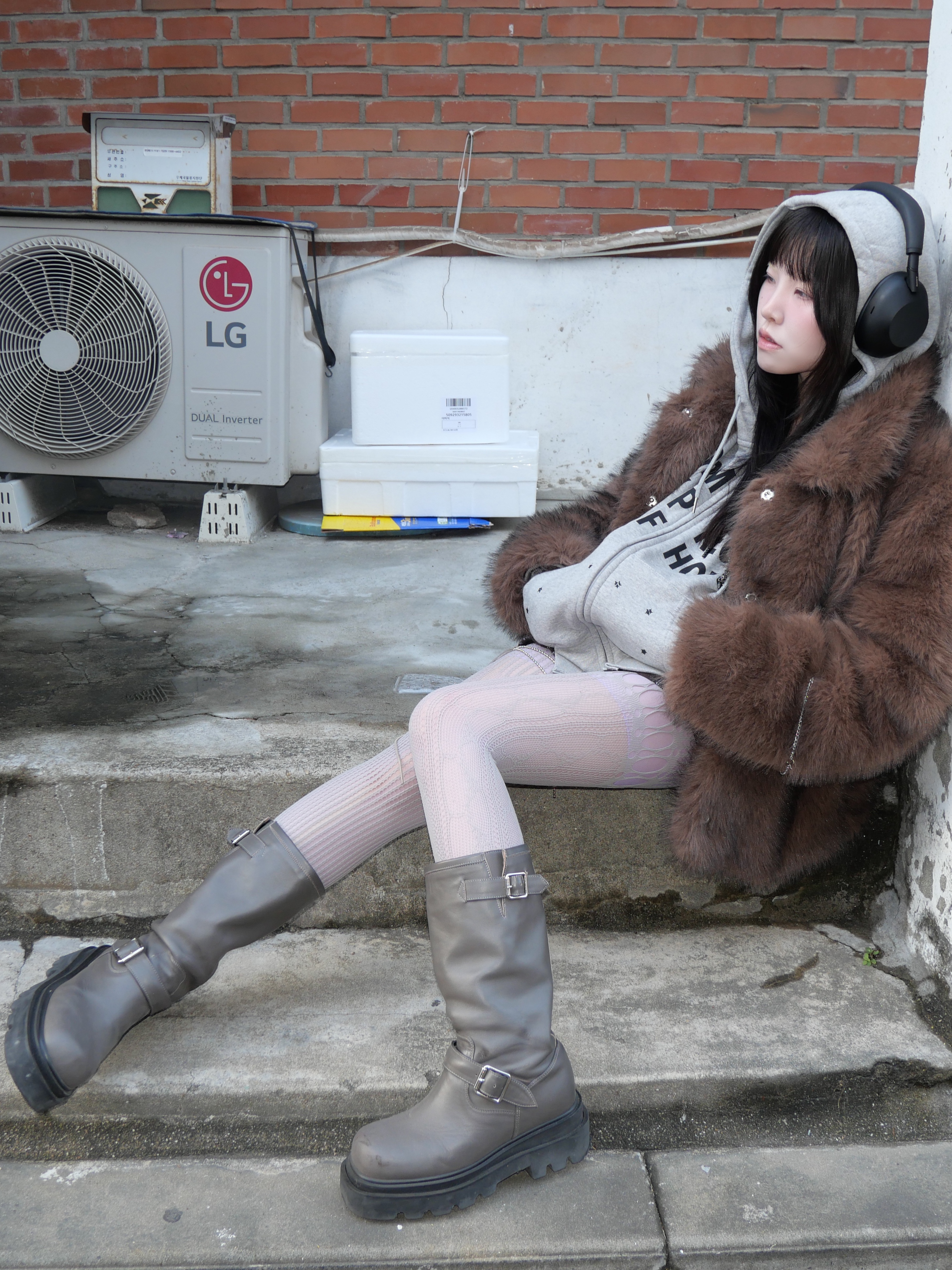 SLOW RECORD HOUSE Typo Star Hood Zip-Up Grey 착용 스타일 - 9