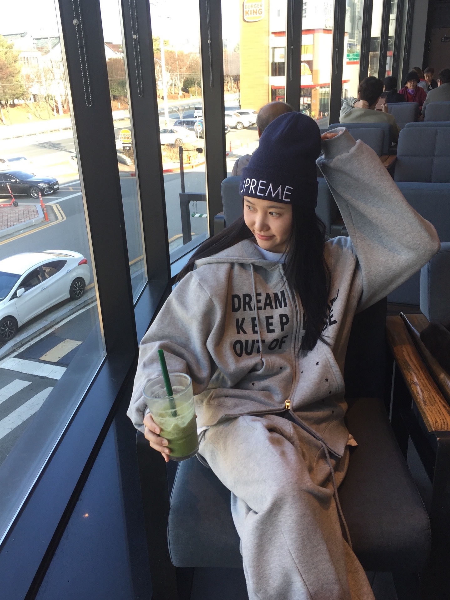 SLOW RECORD HOUSE Typo Star Hood Zip-Up Grey 착용 스타일 - 1