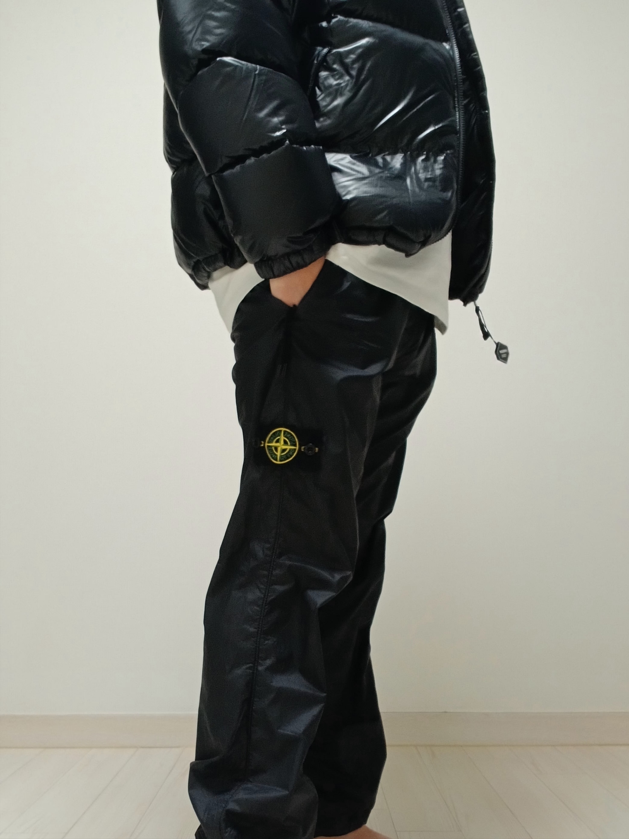 Supreme Small Box LS T-Shirt White - 24SS, The North Face Quantum Nuptse RDS Jacket Black 착용 스타일 - 3