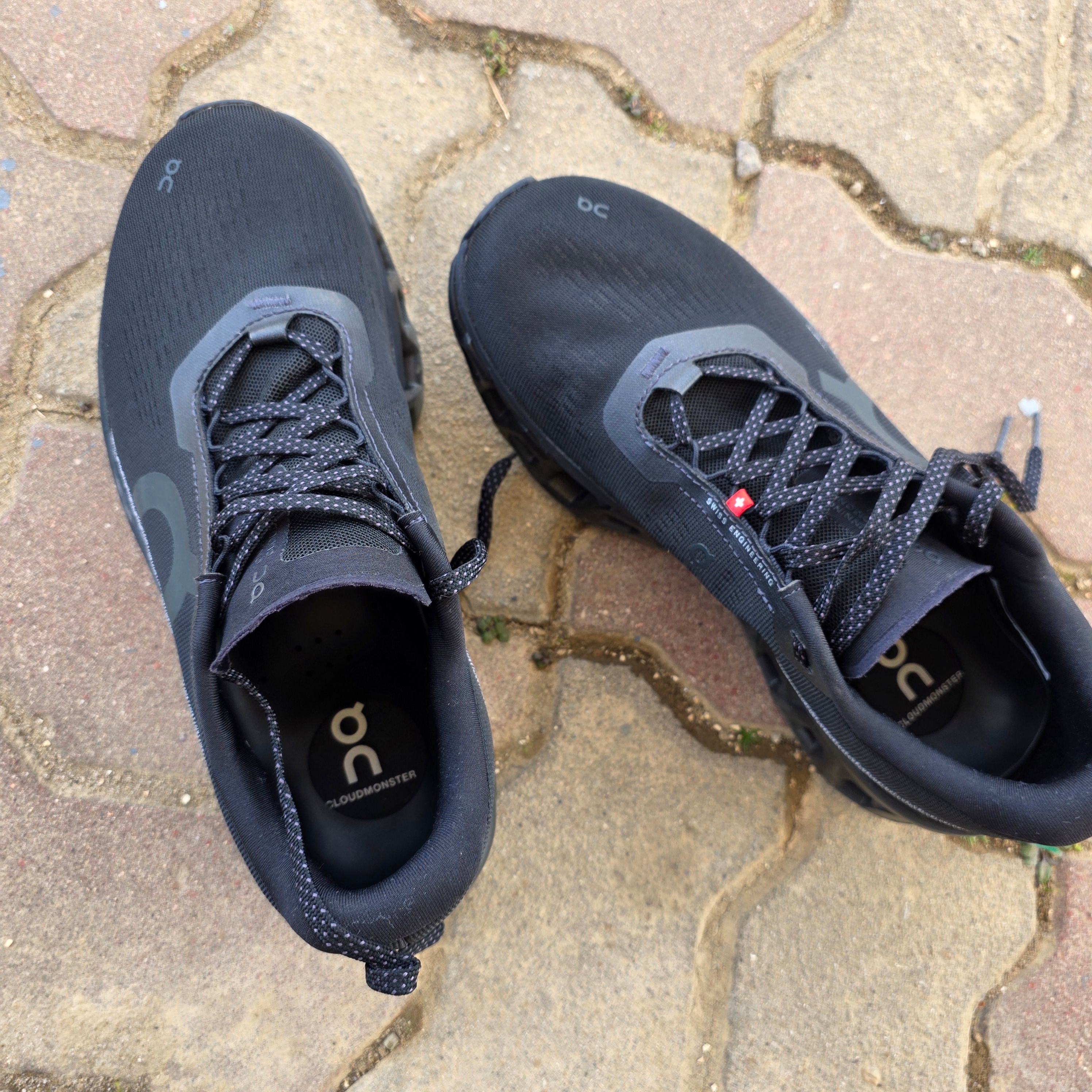 On Running Cloudmonster 2 Black 착용 스타일 - 3