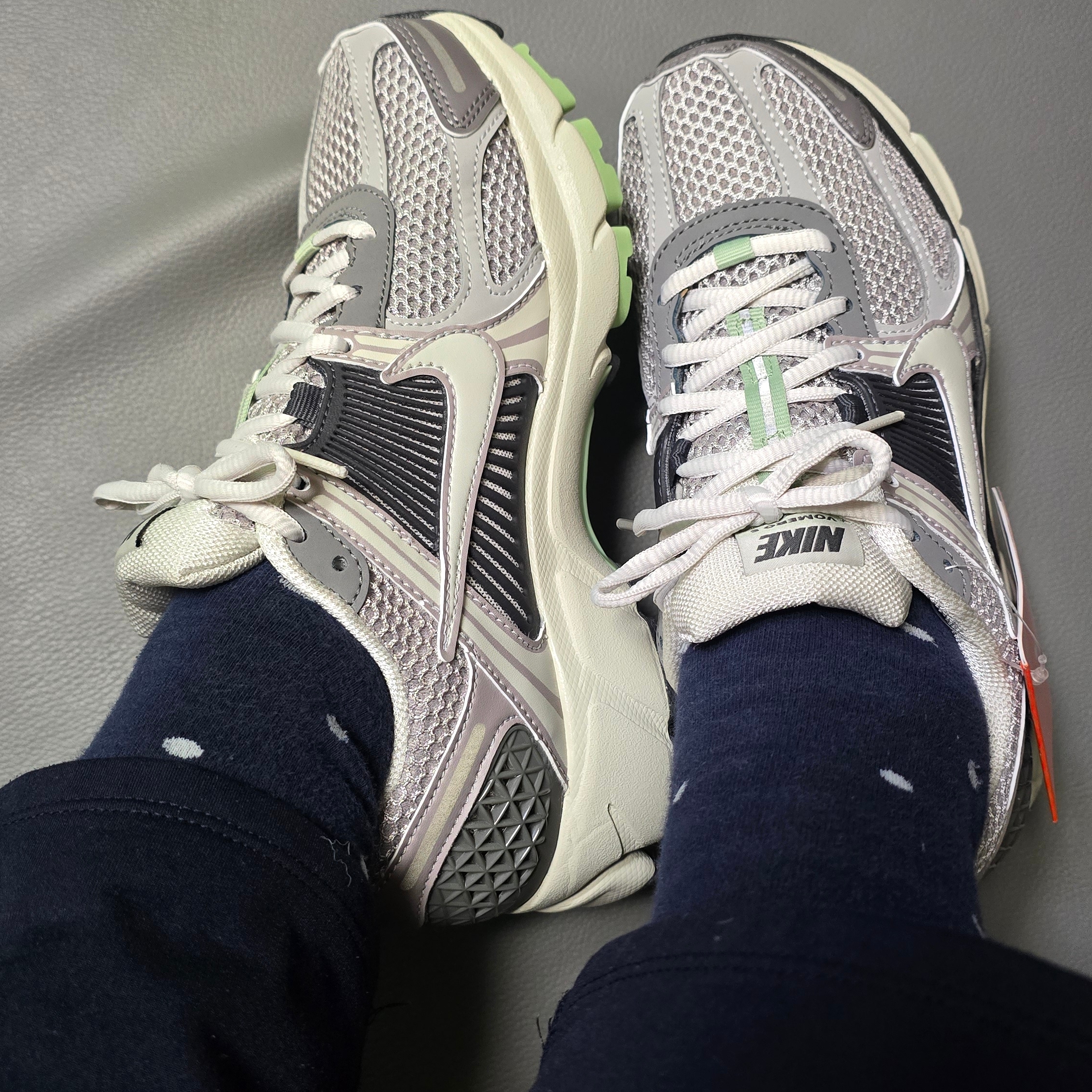(W) Nike Zoom Vomero 5 Cobblestone and Flat Pewter 착용 스타일