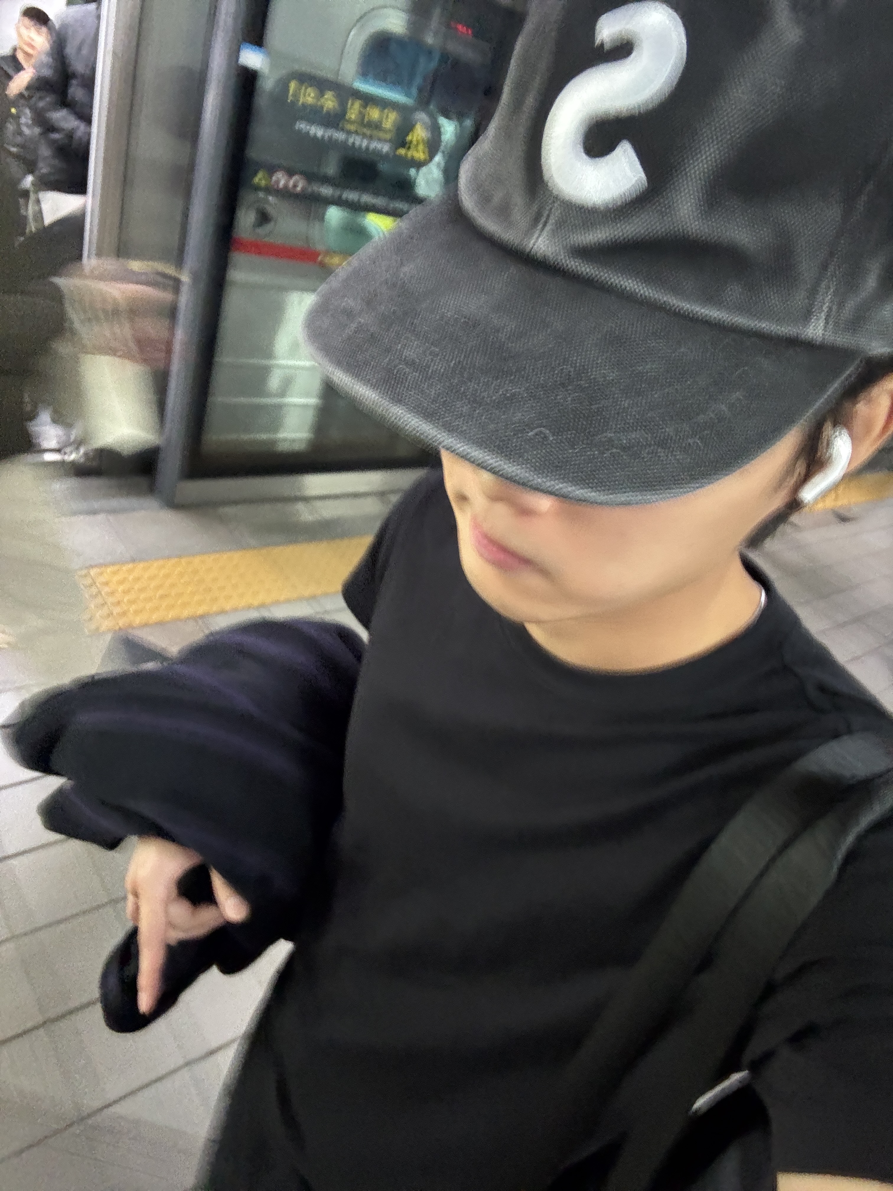 Uniqlo x Needles Fleece Oversized Cardigan Black - KR, Supreme Pigment S Logo 6-Panel Black - 24FW 착용 스타일 - 1