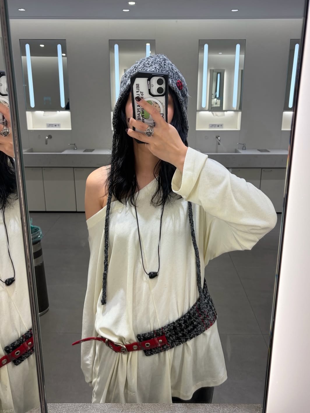 SOMSOC Fuzzy Earflab Beanie Chacoal, SOMSOC Halo Contrast Check Belt Charcoal 착용 스타일 - 1