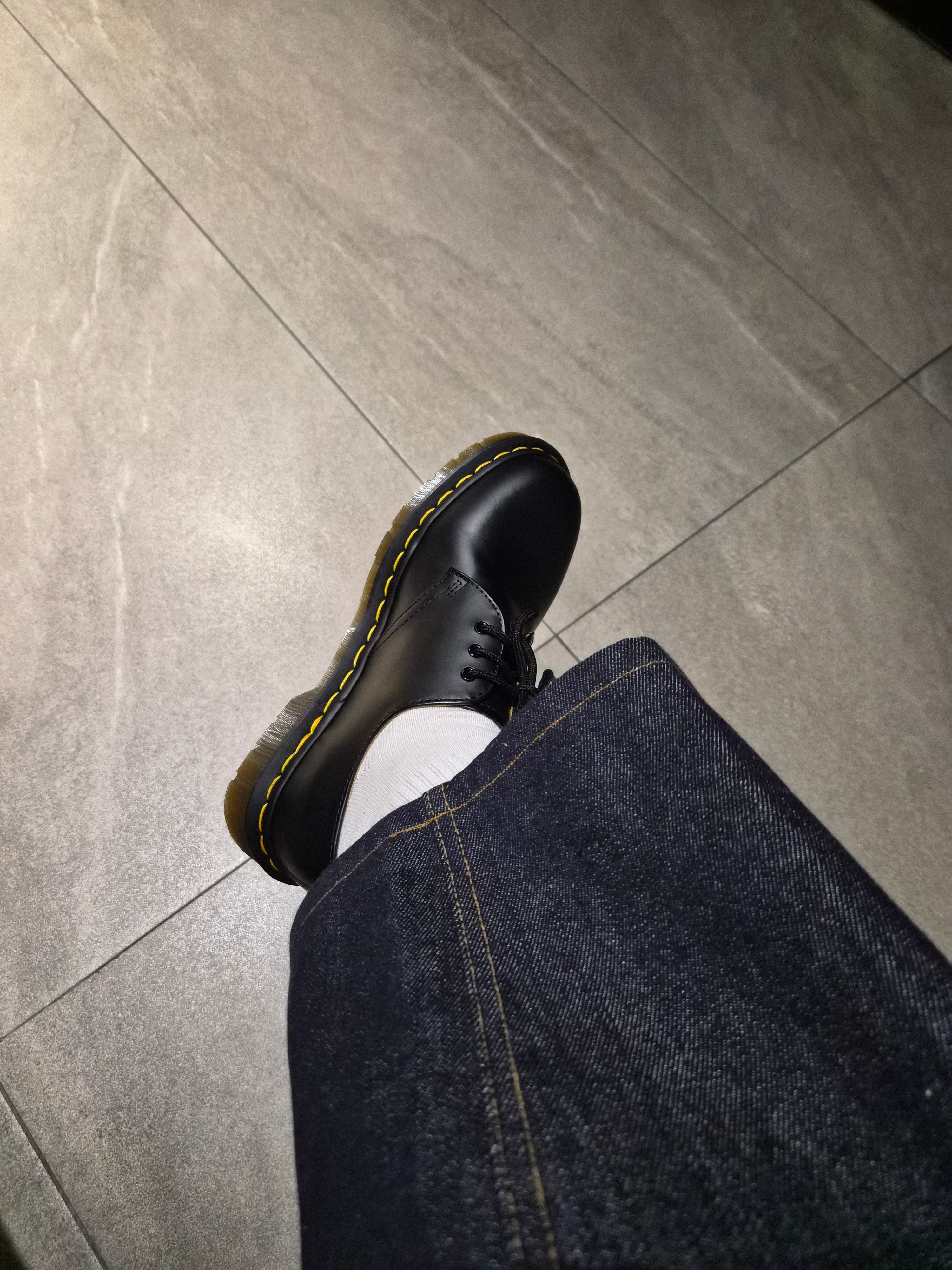Dr. Martens 1461 Smooth Black, Alex Zono I Dig Running Trucker Hat OG Brown 착용 스타일 - 2
