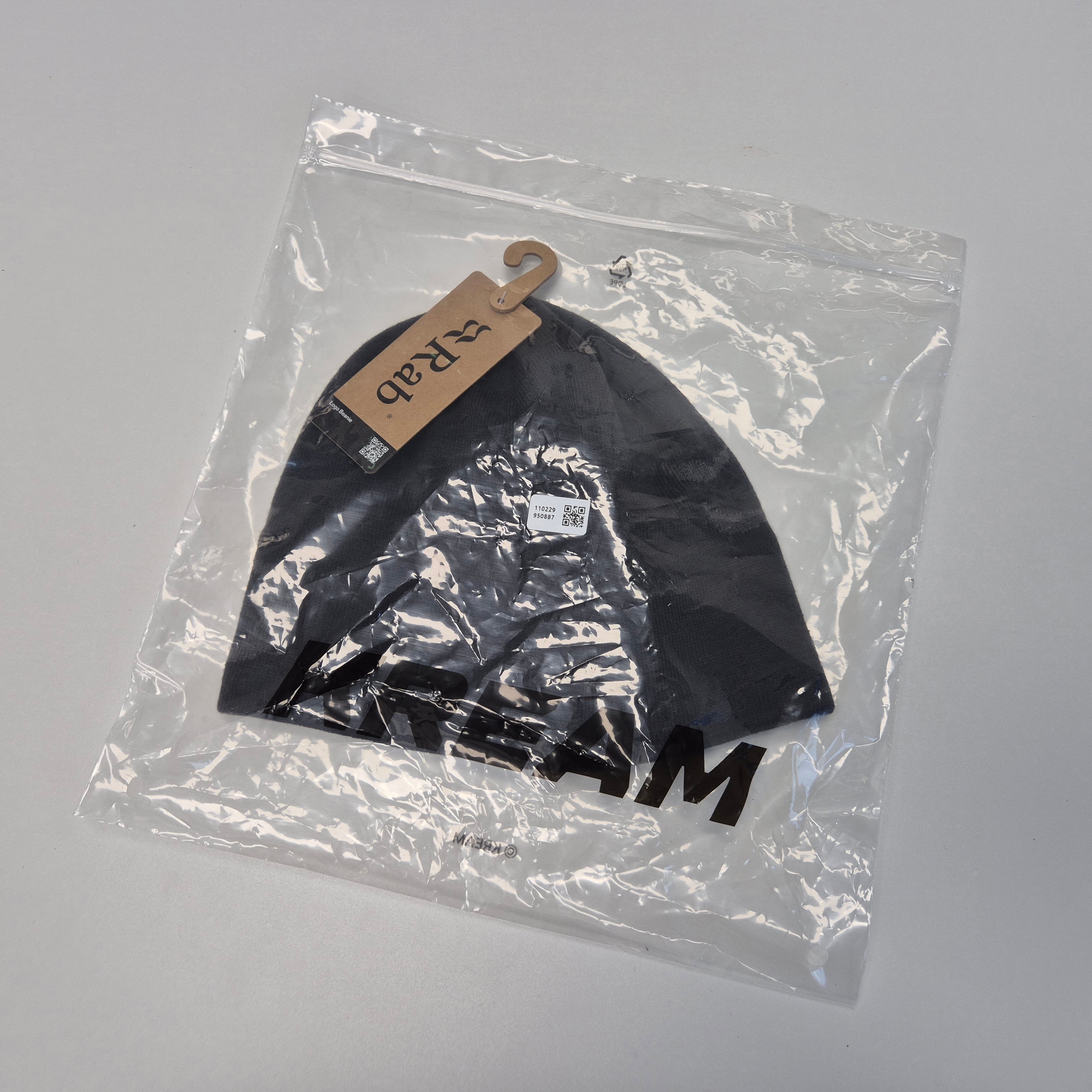 Rab Logo Beanie Anthracite Granite 착용 스타일