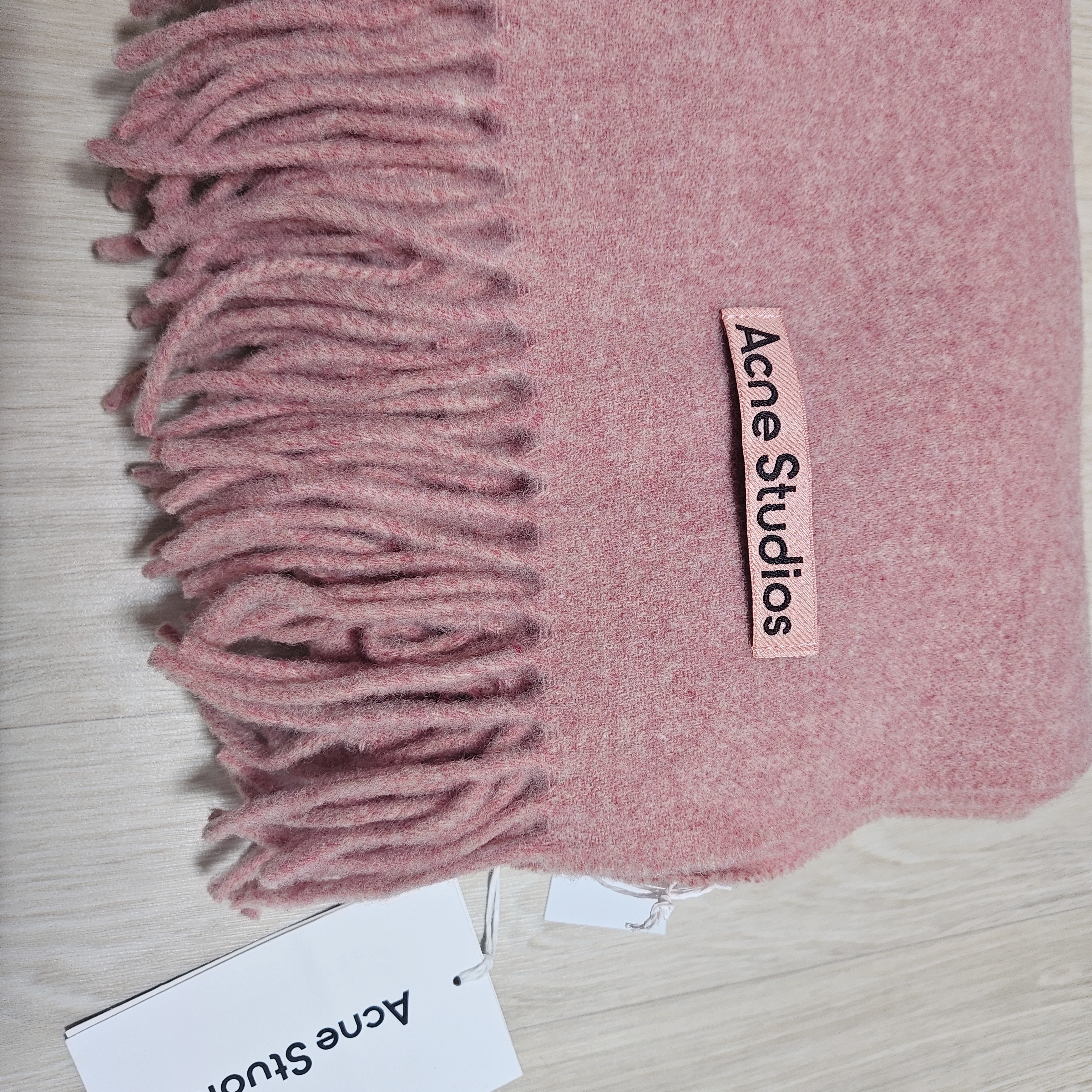 Acne Studios Narrow Wool Fringe Muffler Rose Melange 착용 스타일 - 3