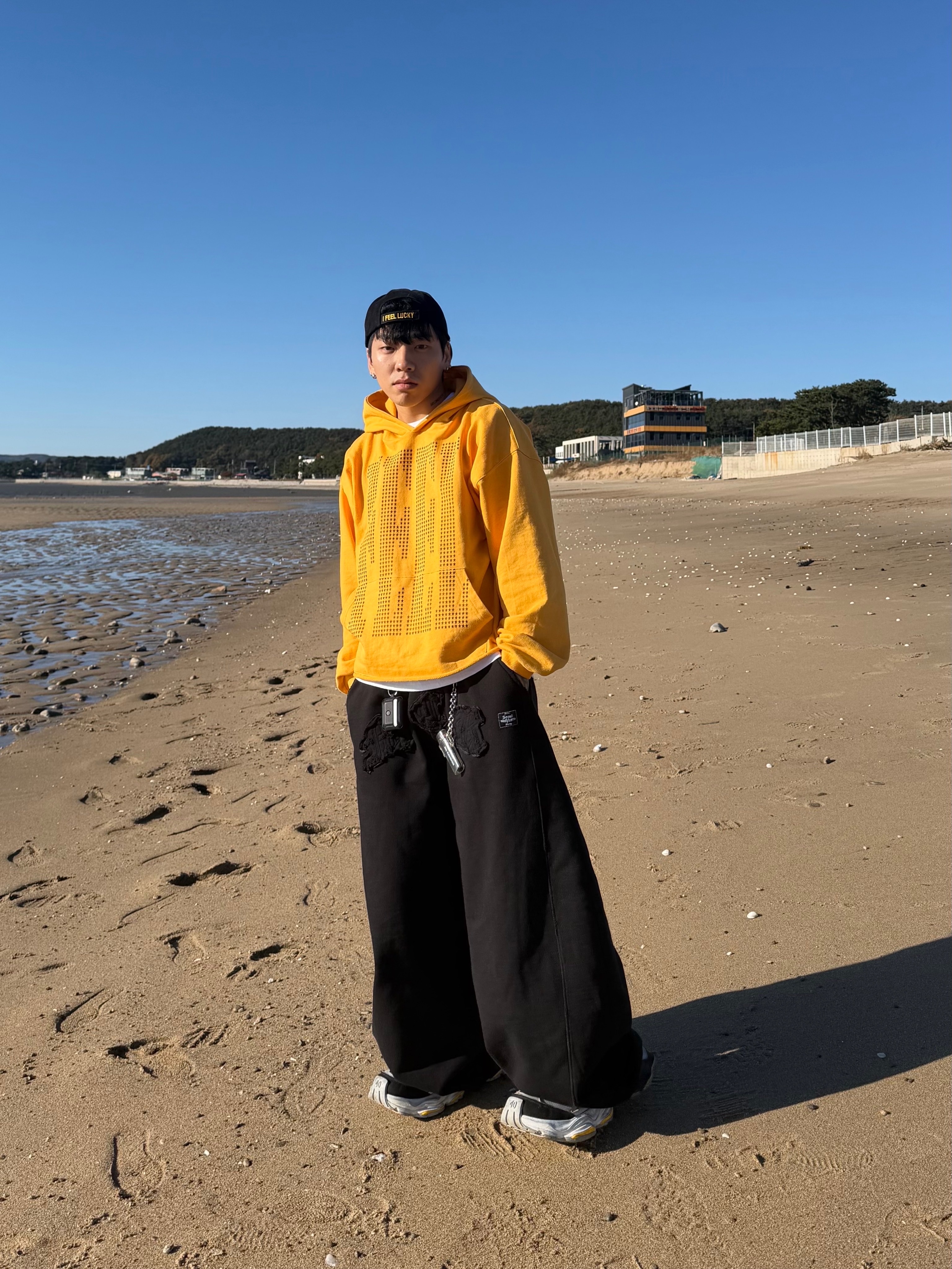 Balenciaga Cargo Sneakers White Grey 착용 스타일 - 8