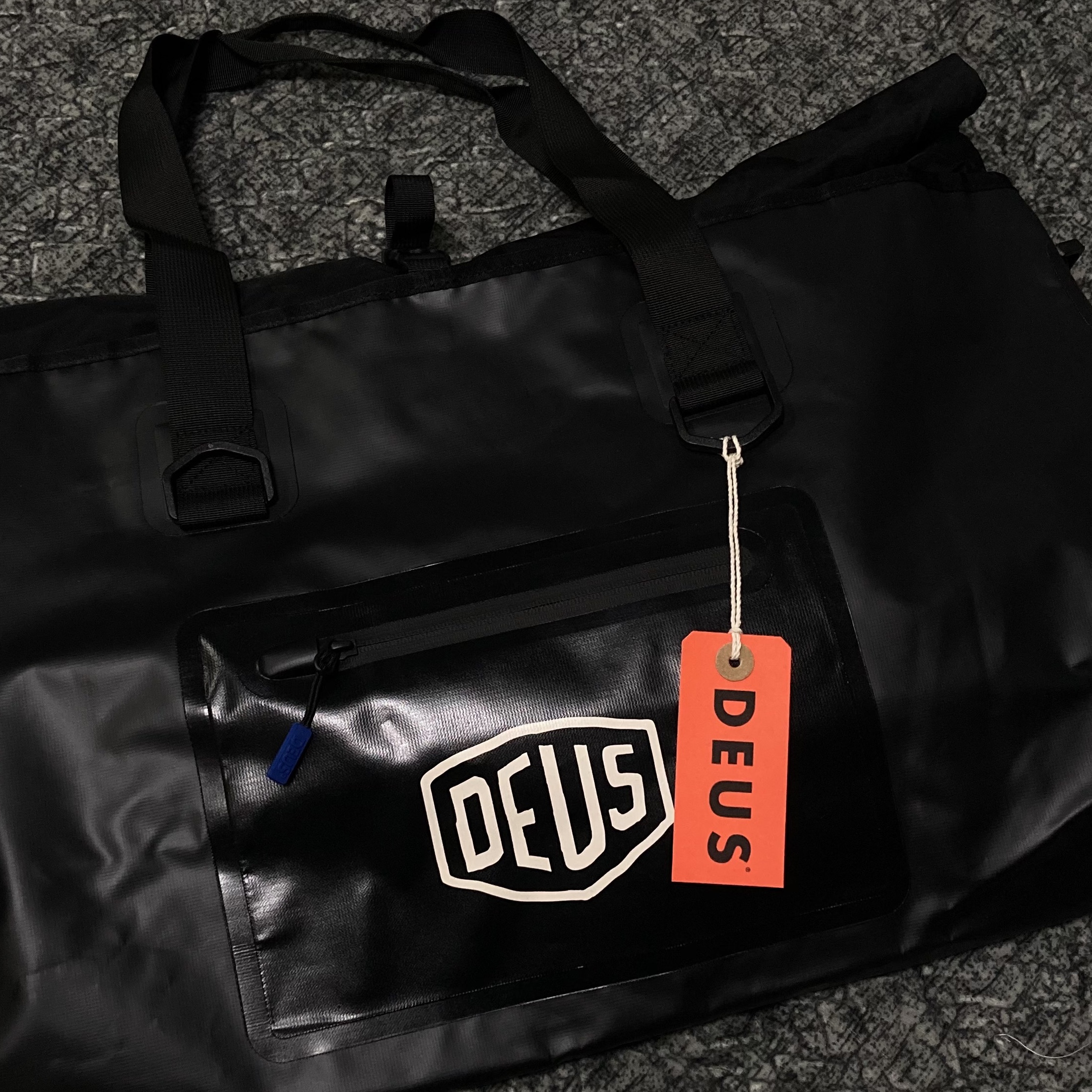 Deus Ex Machina Dry Tote Bag 30L Black 착용 스타일 - 1