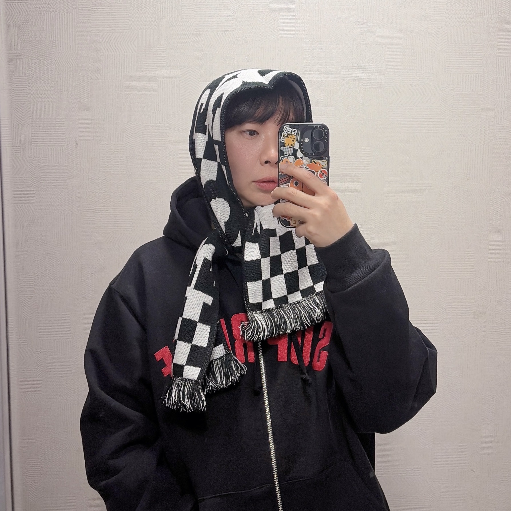 CDG Logo Check Muffler White Black, Supreme Arc Thermal Lined Zip Up Hooded Sweatshirt Black - 25FW 착용 스타일