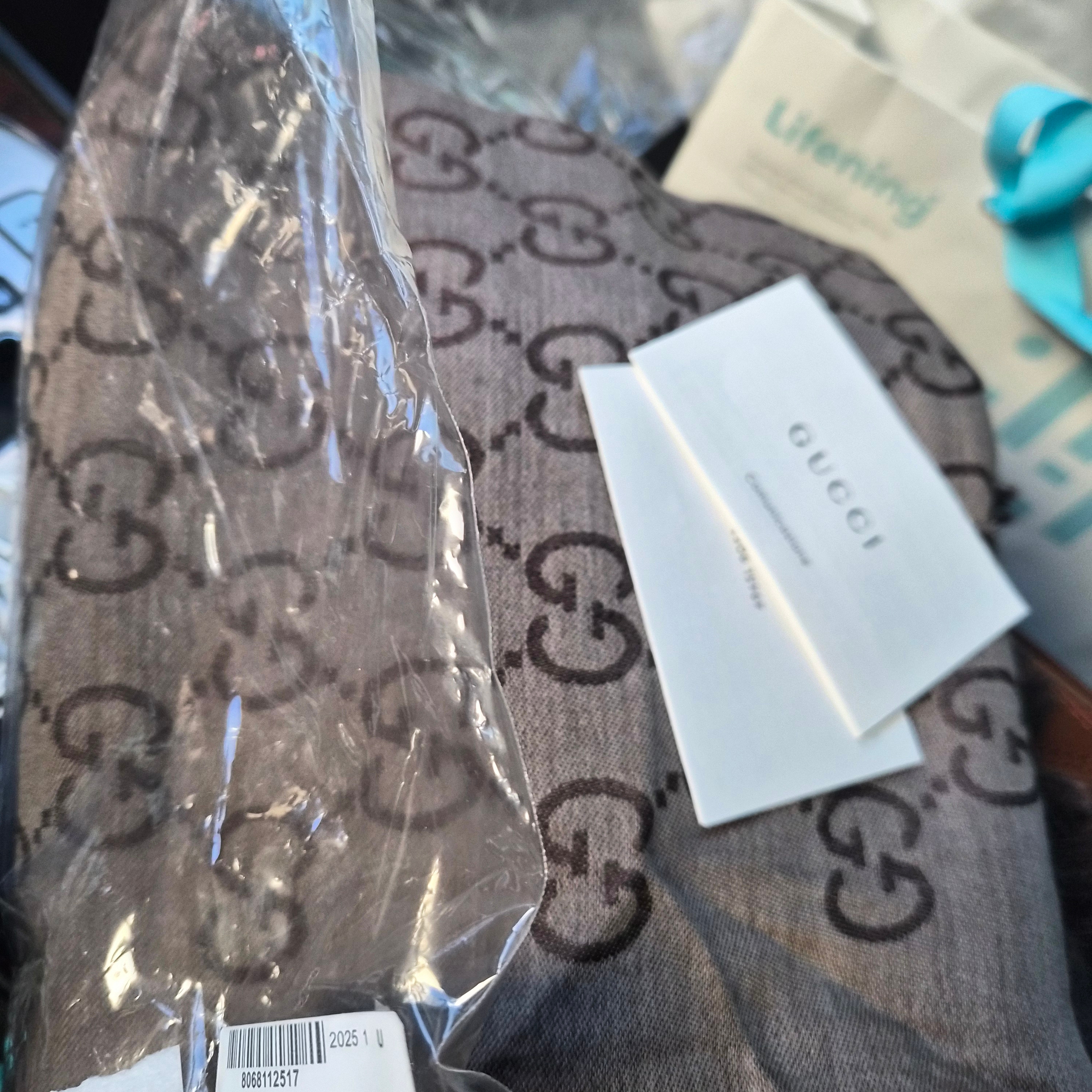 (W) Gucci GG Wool Silk Jacquard Scarf Dark Brown 착용 스타일
