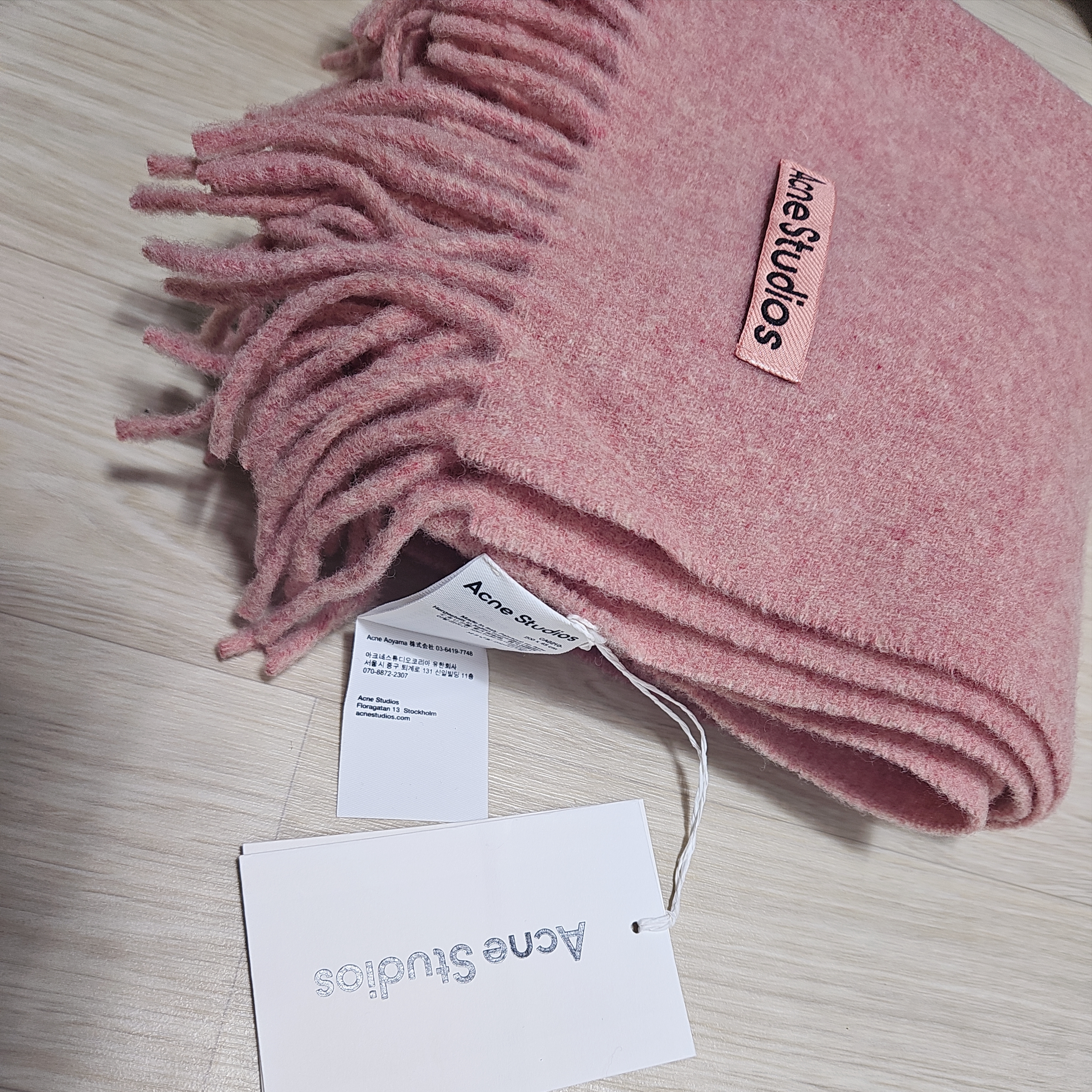 Acne Studios Narrow Wool Fringe Muffler Rose Melange 착용 스타일 - 4