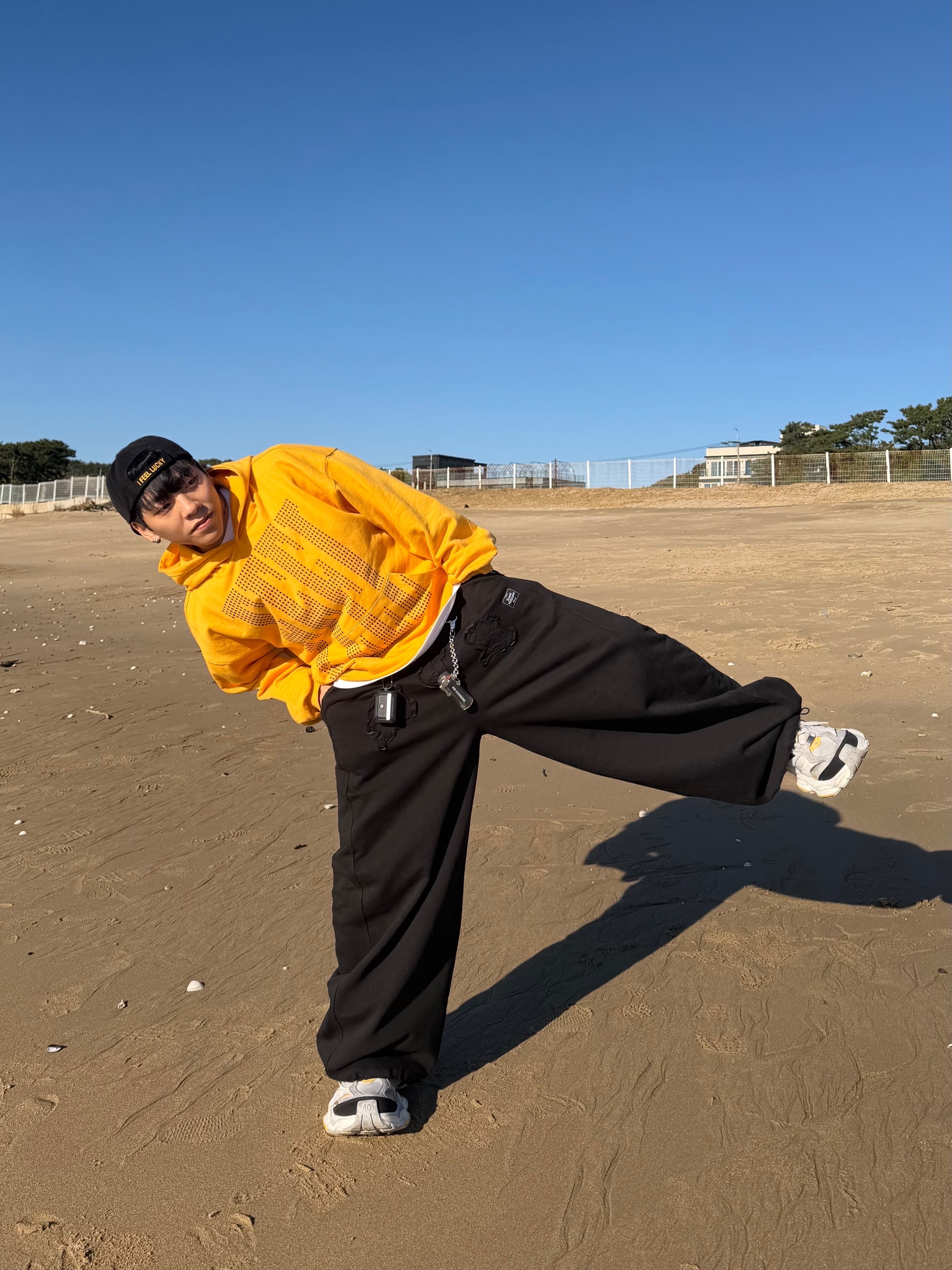 Balenciaga Cargo Sneakers White Grey 착용 스타일 - 4