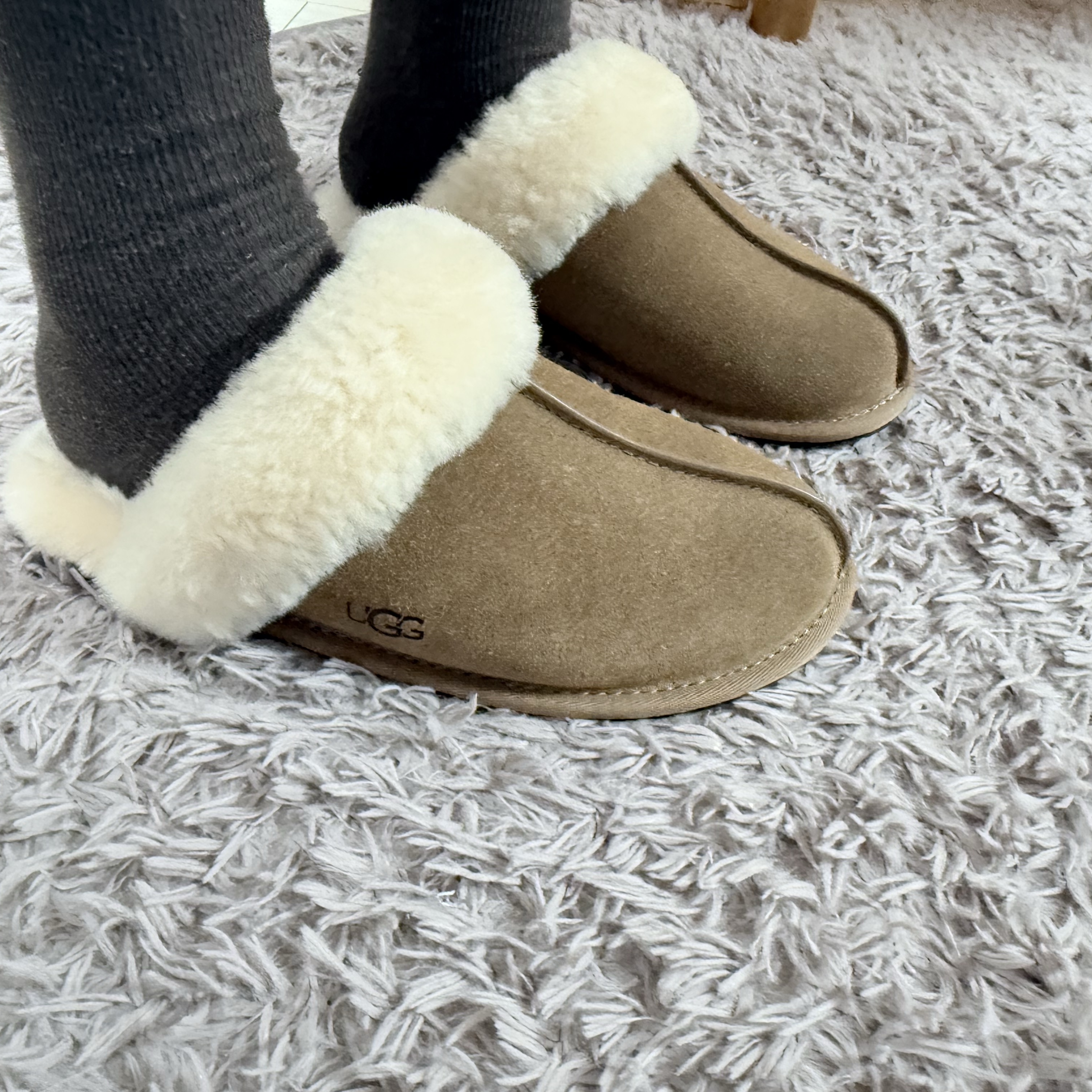 (W) UGG Scuffette II Slipper Chestnut 착용 스타일