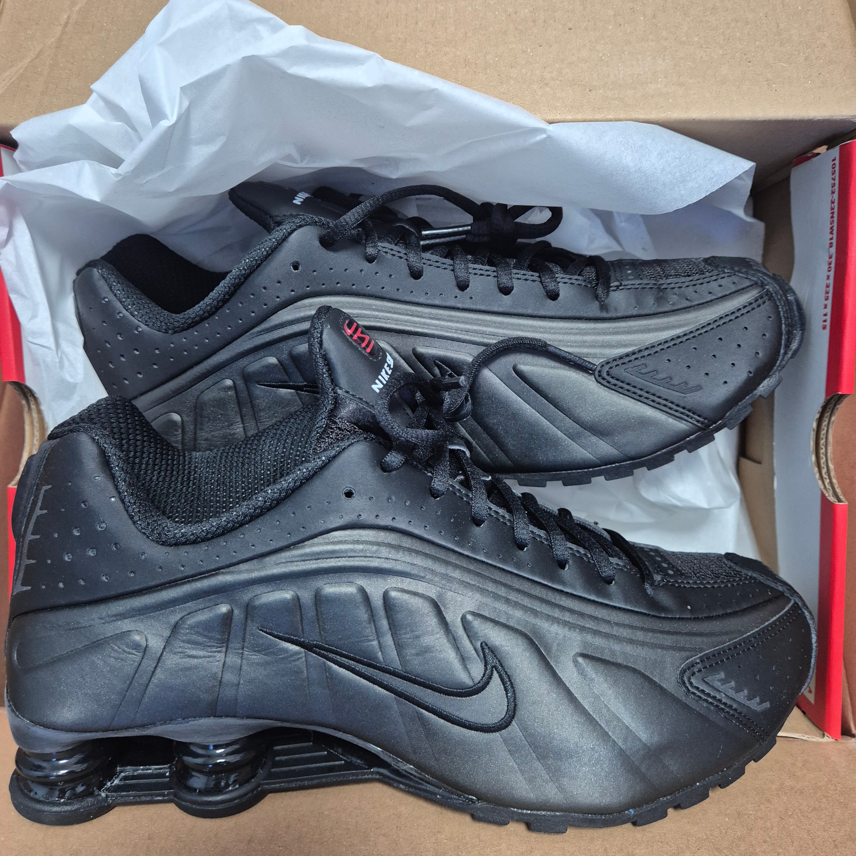 Nike Shox R4 Black Bright Crimson 착용 스타일 - 1