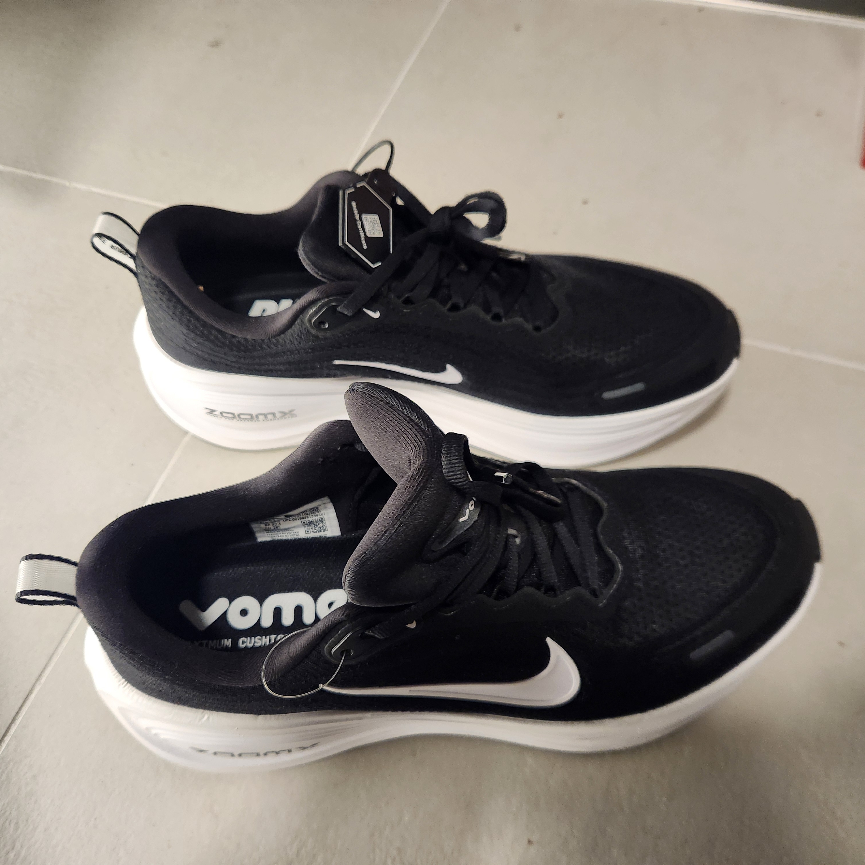 Nike Vomero Plus Black Cool Grey 착용 스타일 - 1