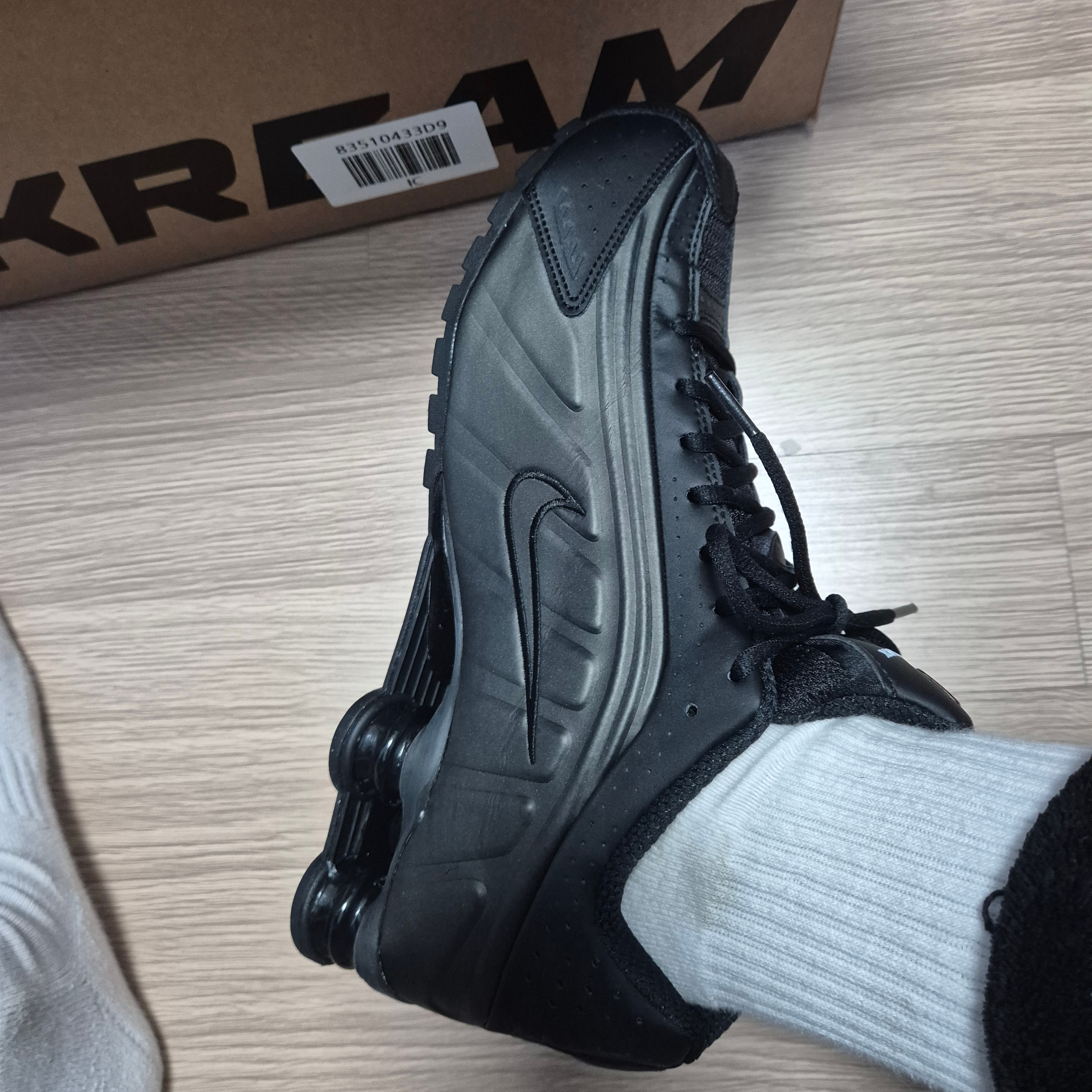 Nike Shox R4 Black Bright Crimson 착용 스타일 - 2
