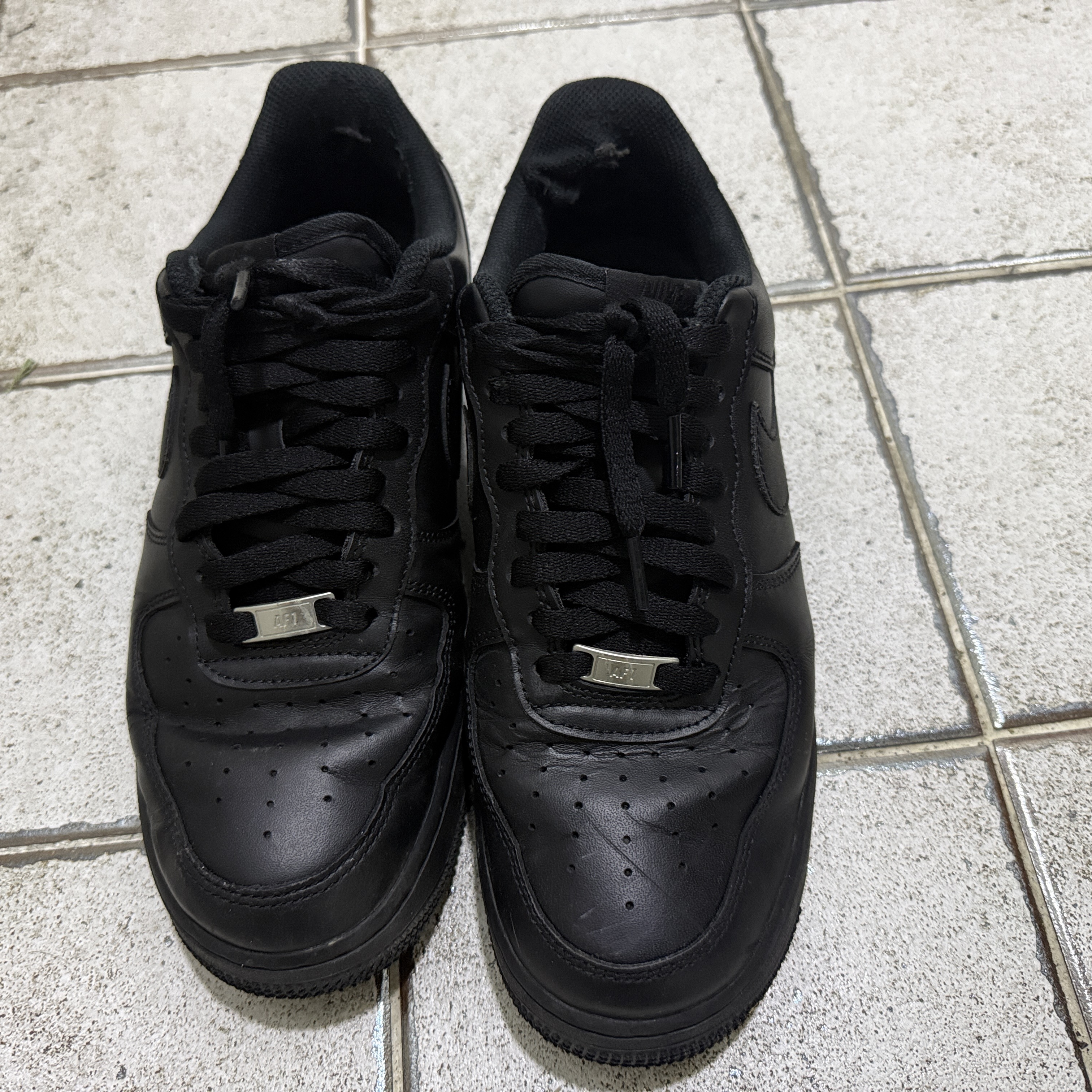 Nike Air Force 1 '07 Low Triple Black 착용 스타일 - 1