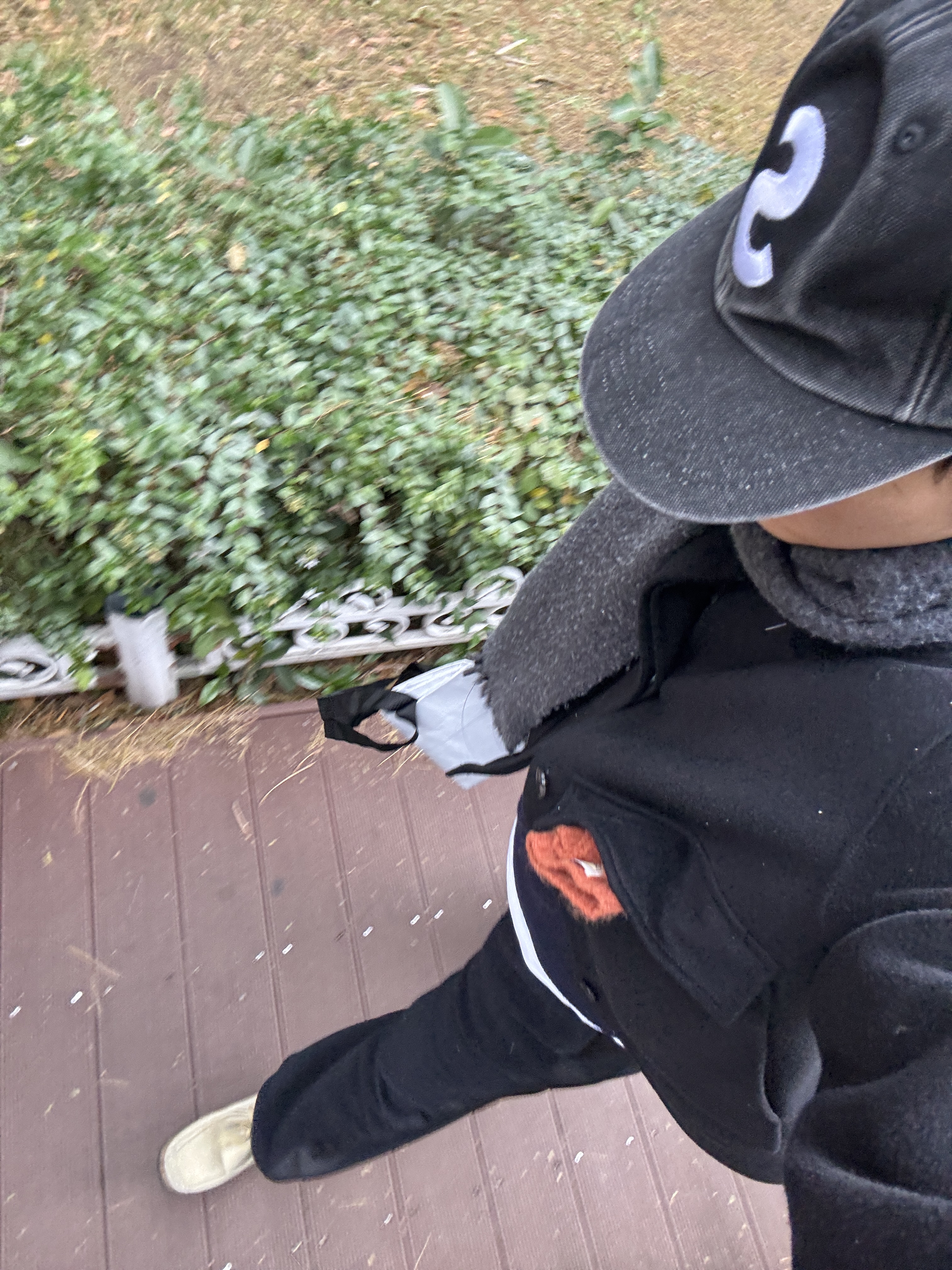 Uniqlo x Needles Fleece Oversized Cardigan Black - KR, Supreme Pigment S Logo 6-Panel Black - 24FW 착용 스타일 - 2