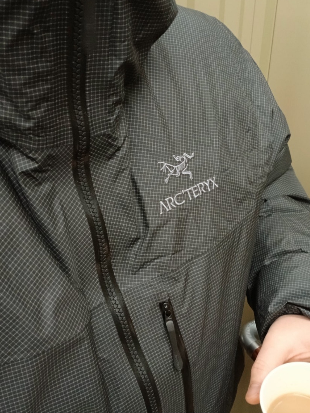 Arc'teryx Alpha Lightweight Parka Black, Arc'teryx Alpha Lightweight Parka Black 착용 스타일 - 2