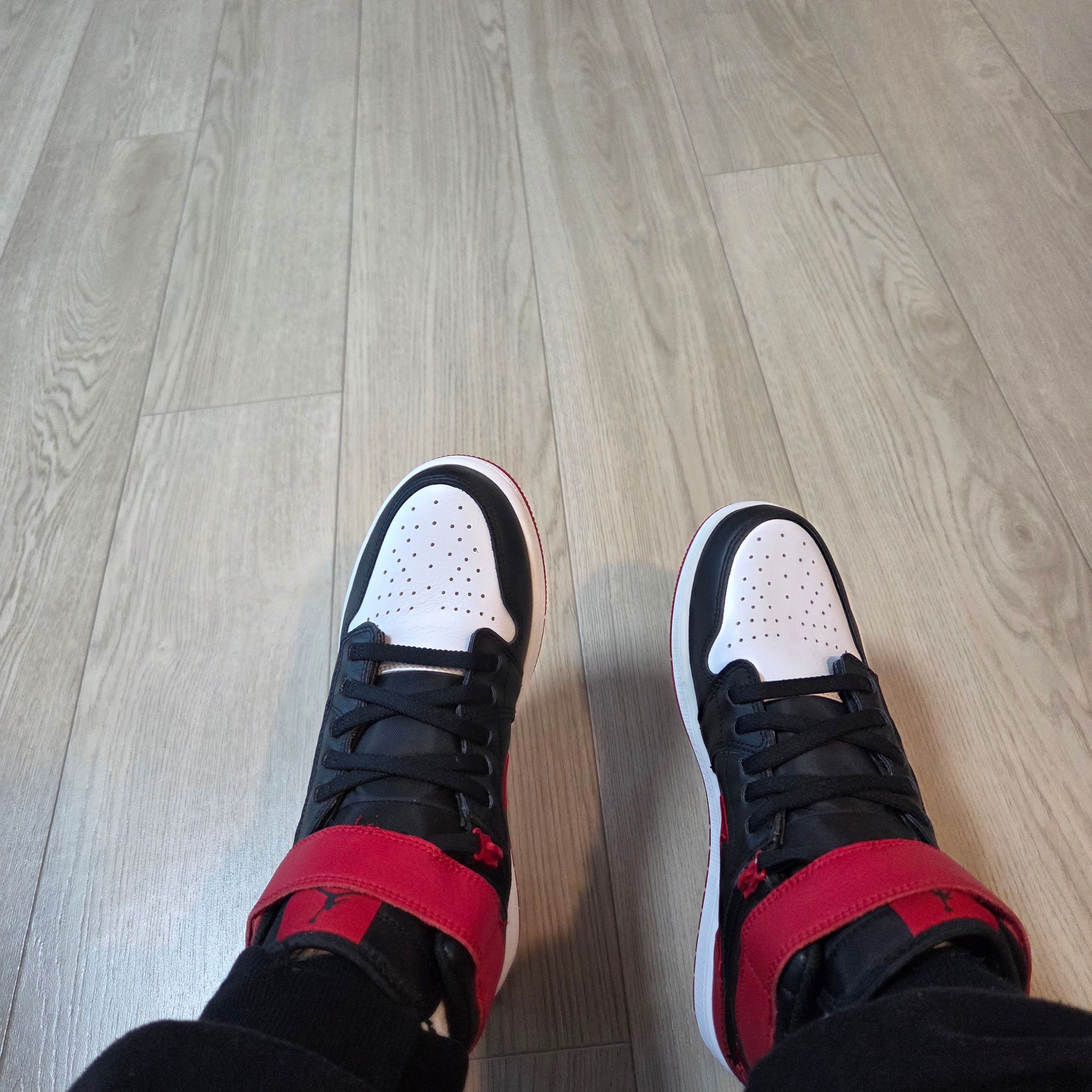 Jordan 1 High FlyEase Bred White Toe 착용 스타일 - 3