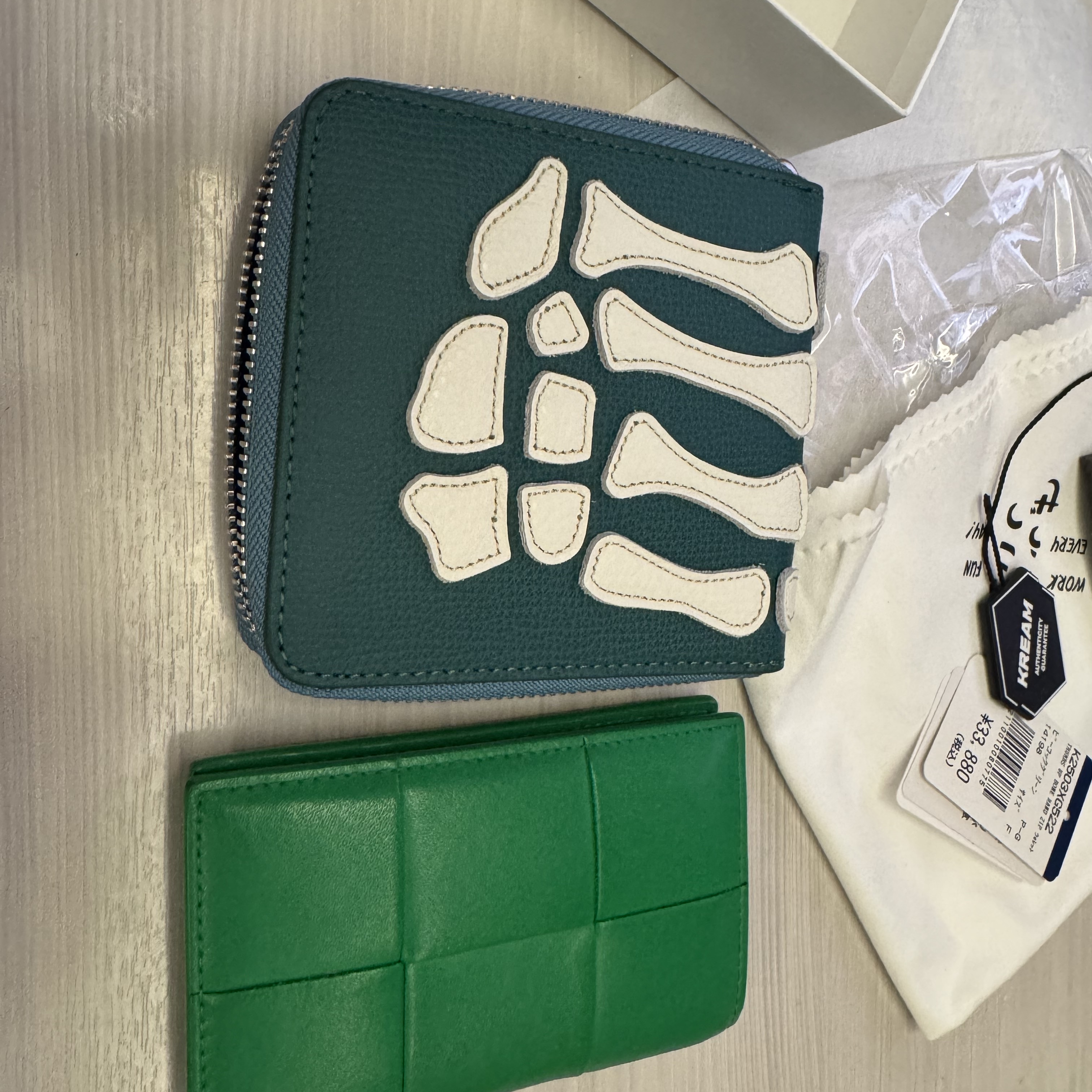 Kapital Thumbs Up Bone Hand Zip Wallet Peacock Green 착용 스타일 - 5