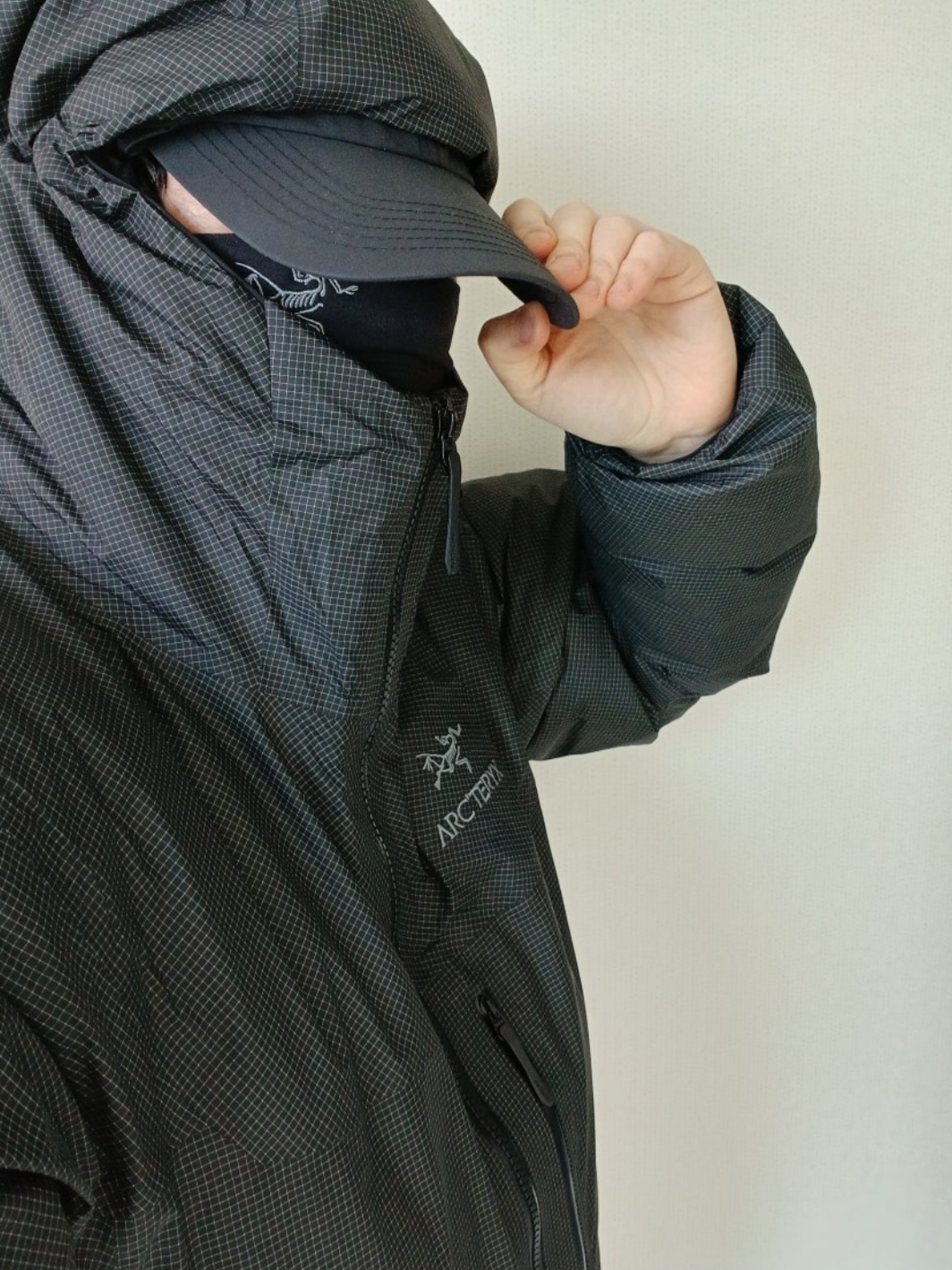 Arc'teryx Alpha Lightweight Parka Black, Arc'teryx Alpha Lightweight Parka Black 착용 스타일 - 3