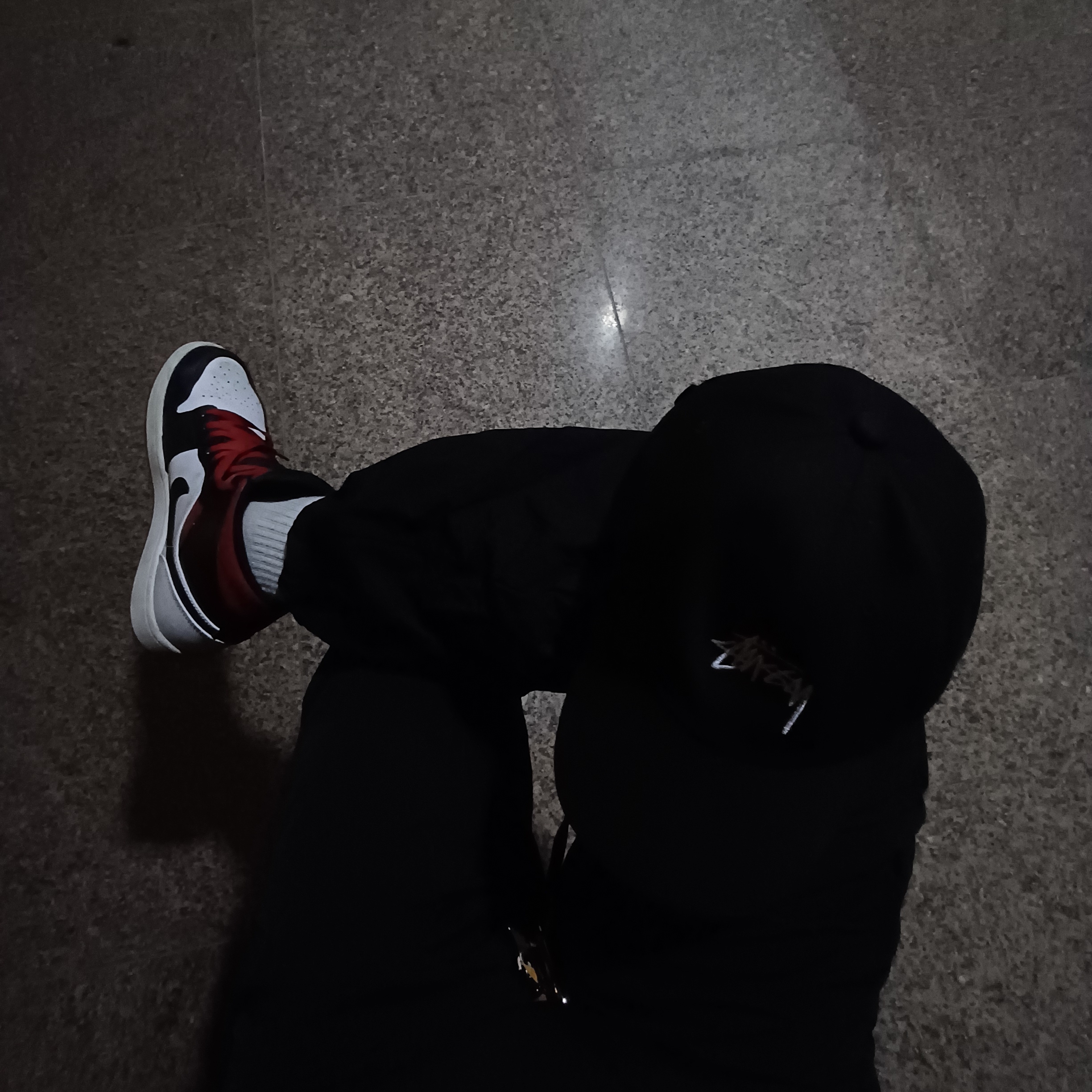 Jordan 1 Mid White Gym Red, Stussy Stock Low Pro Cap Black 착용 스타일 - 1