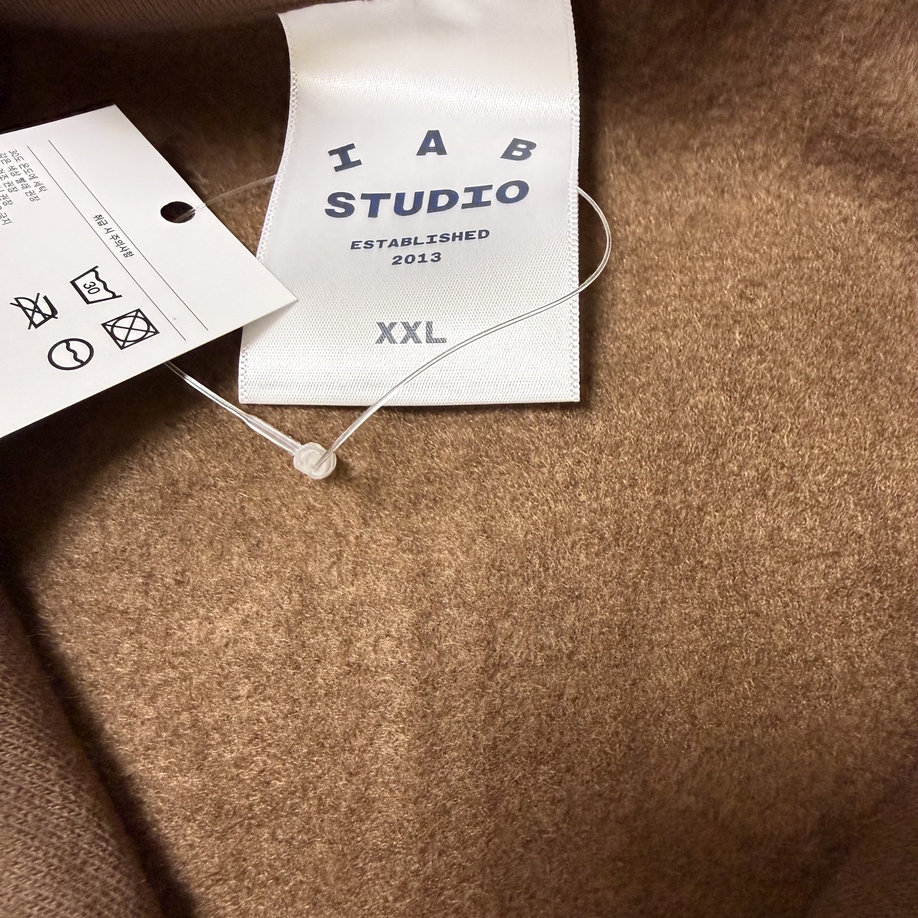 IAB Studio IAB 2Way Full Zip-up Brown 착용 스타일 - 3