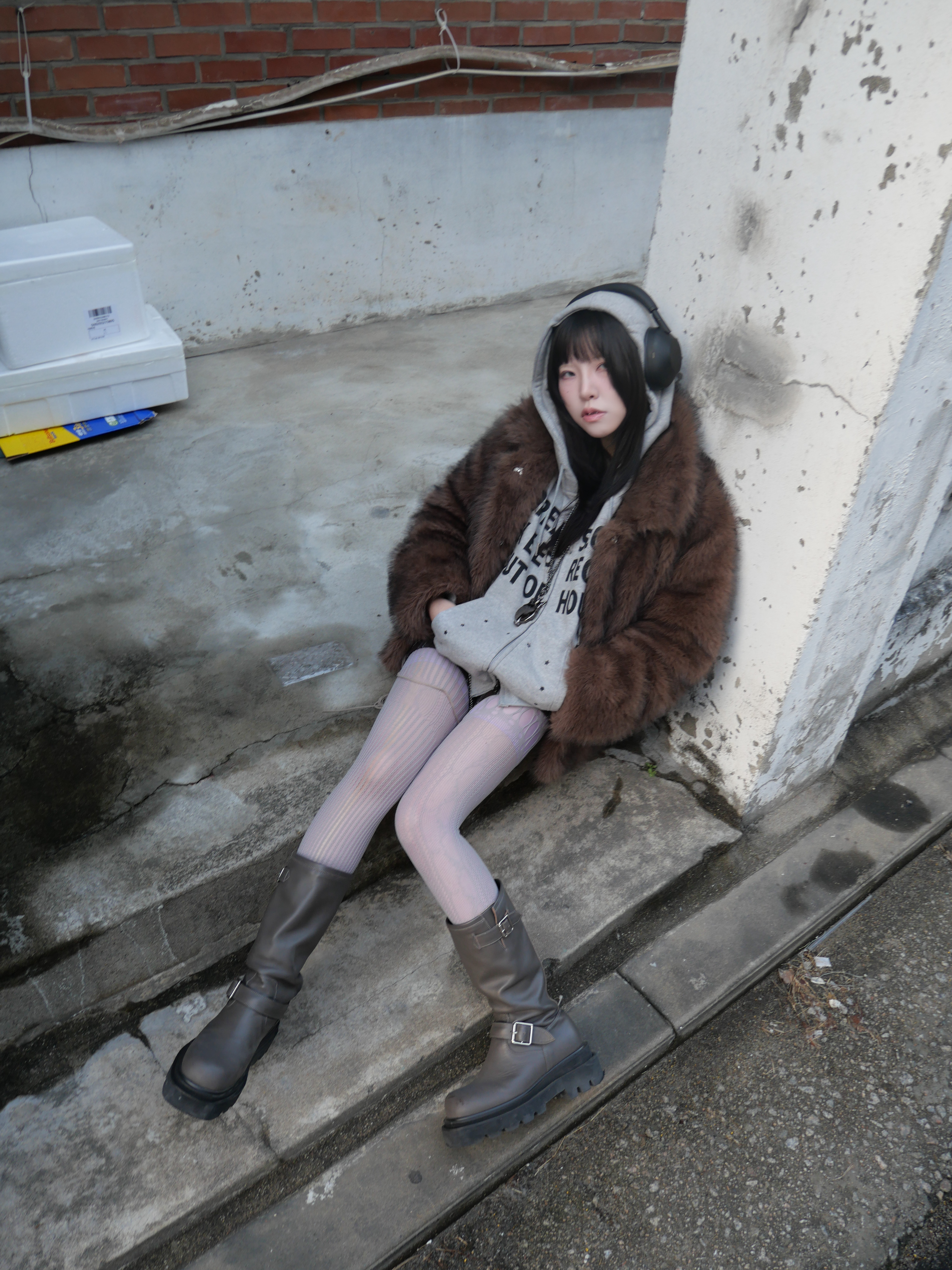 SLOW RECORD HOUSE Typo Star Hood Zip-Up Grey 착용 스타일 - 6