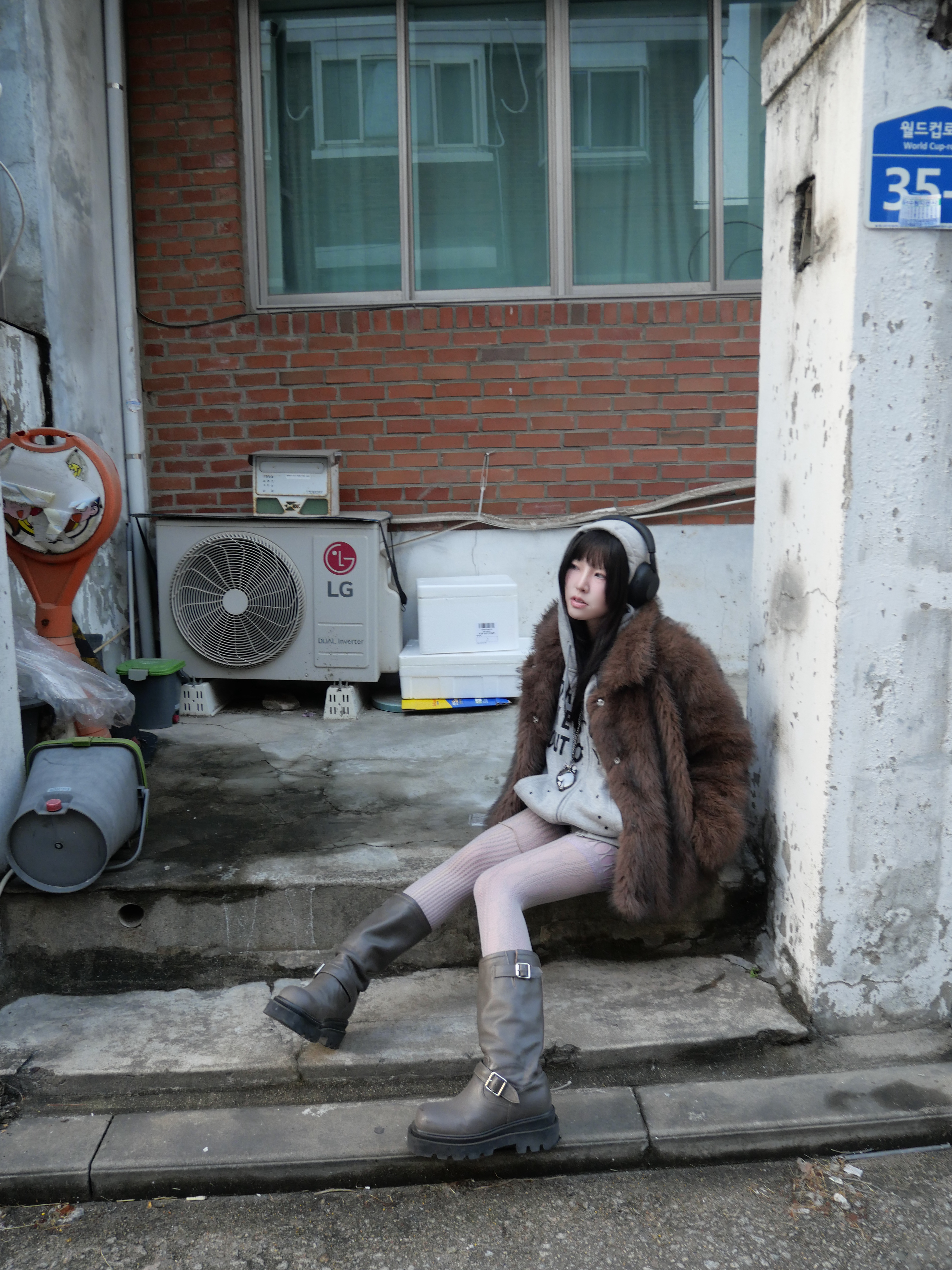 SLOW RECORD HOUSE Typo Star Hood Zip-Up Grey 착용 스타일 - 10