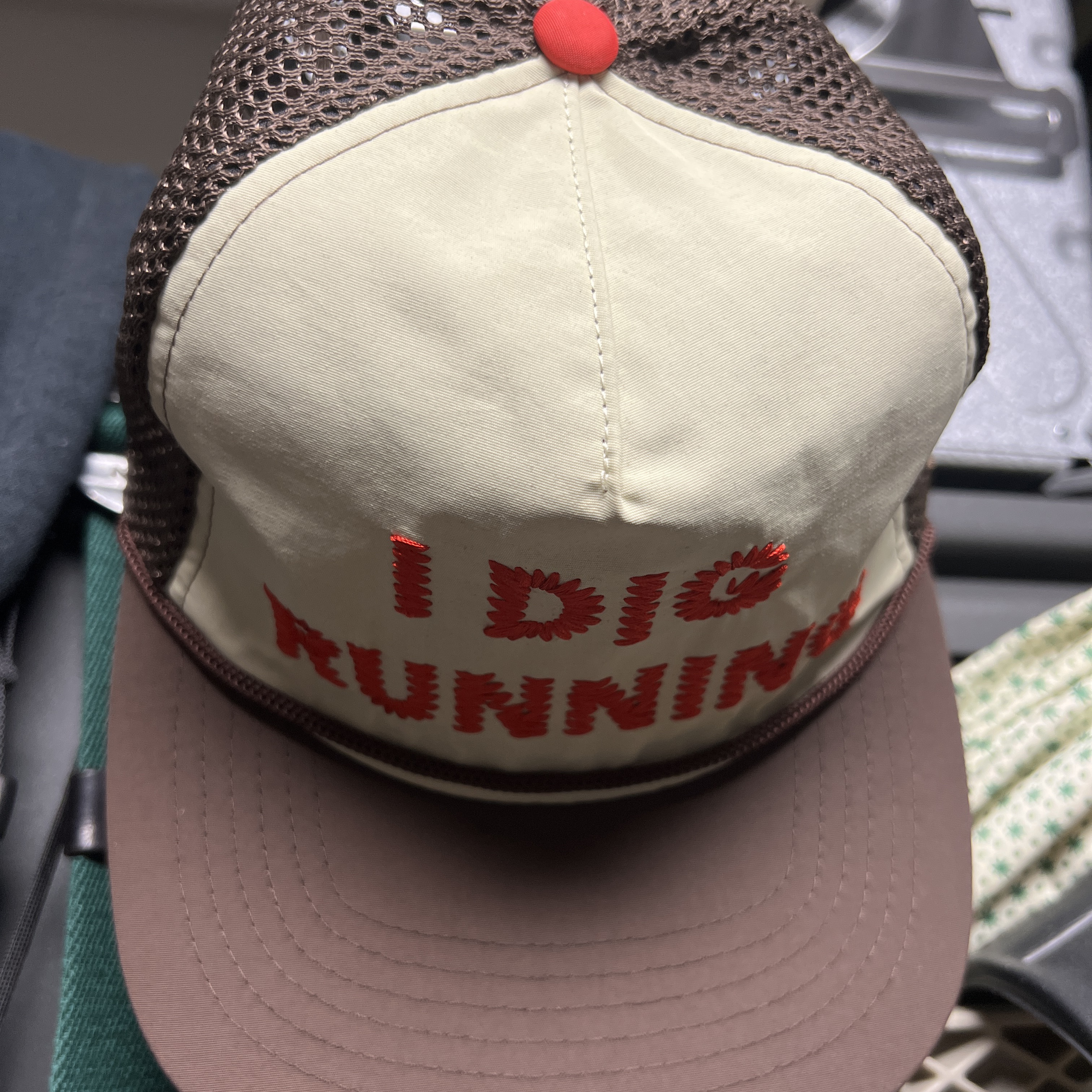 Alex Zono I Dig Running Trucker Hat OG Brown 착용 스타일