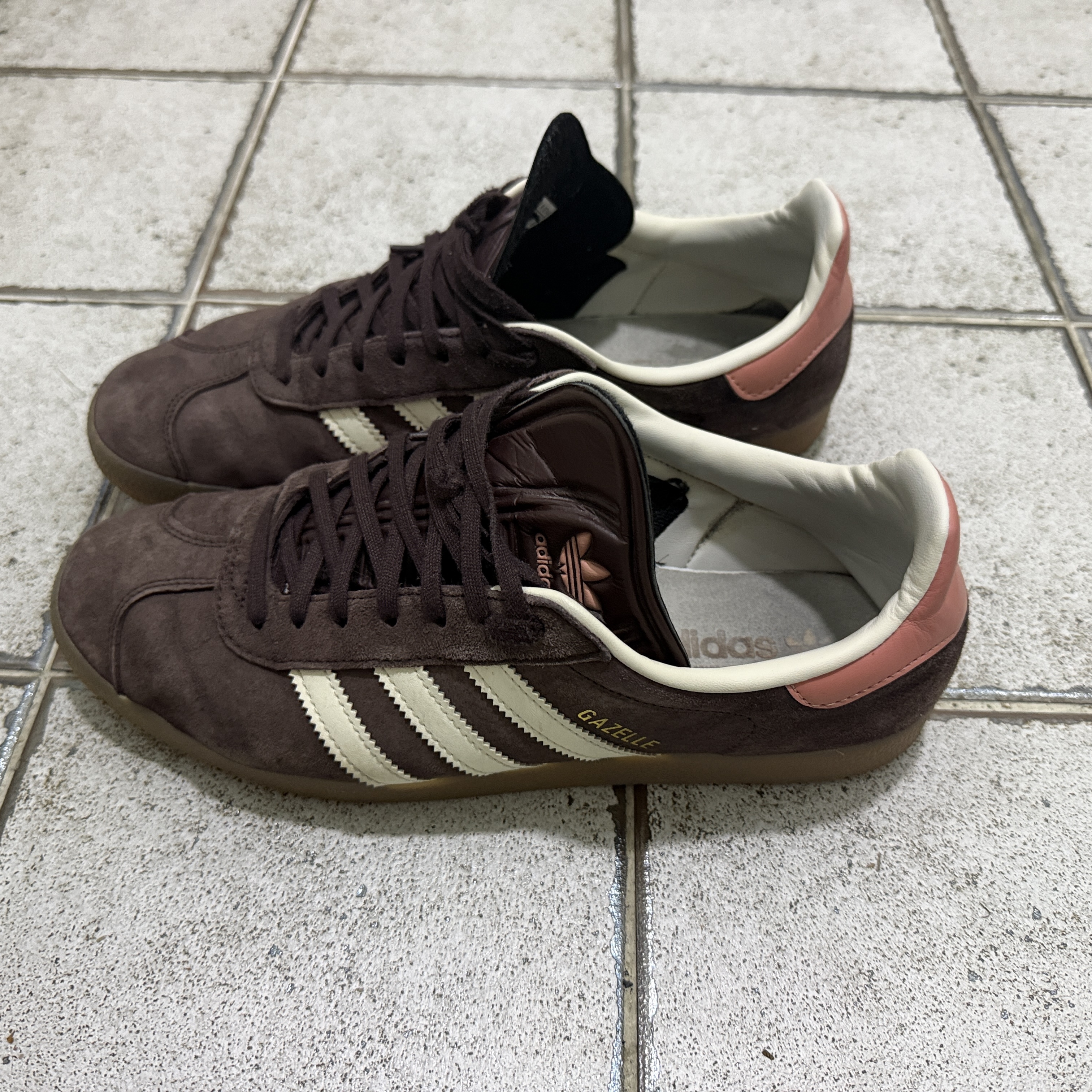 (W) Adidas Gazelle Shadow Brown 착용 스타일 - 2
