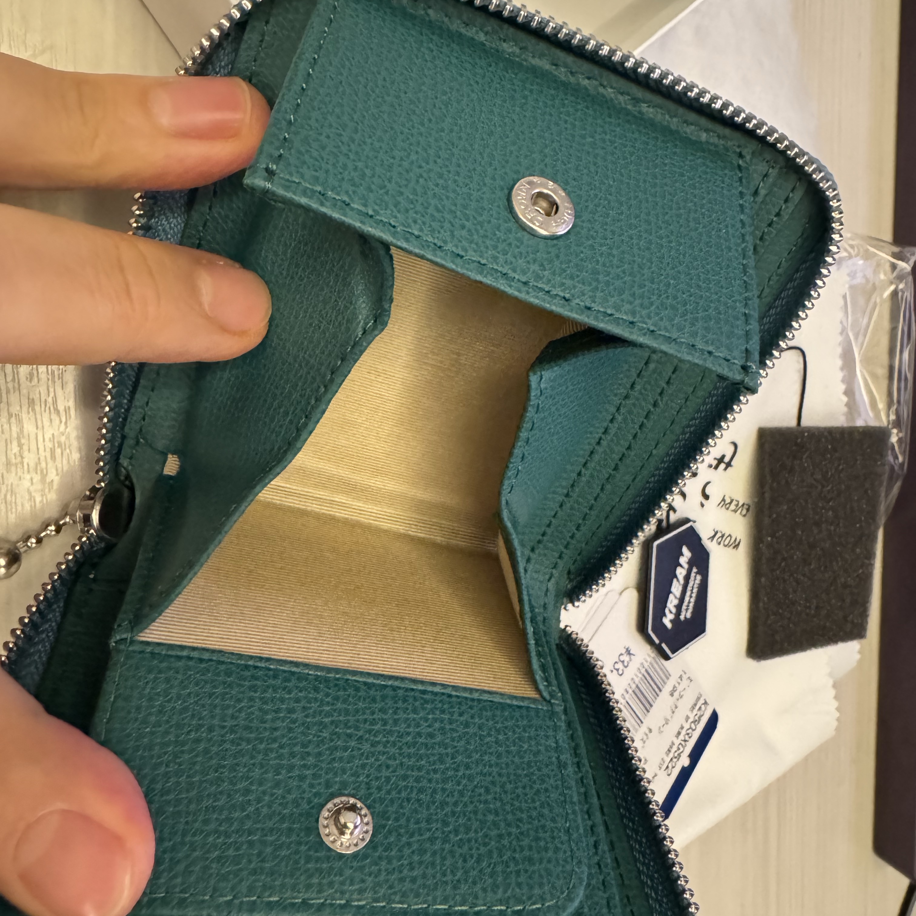 Kapital Thumbs Up Bone Hand Zip Wallet Peacock Green 착용 스타일 - 3