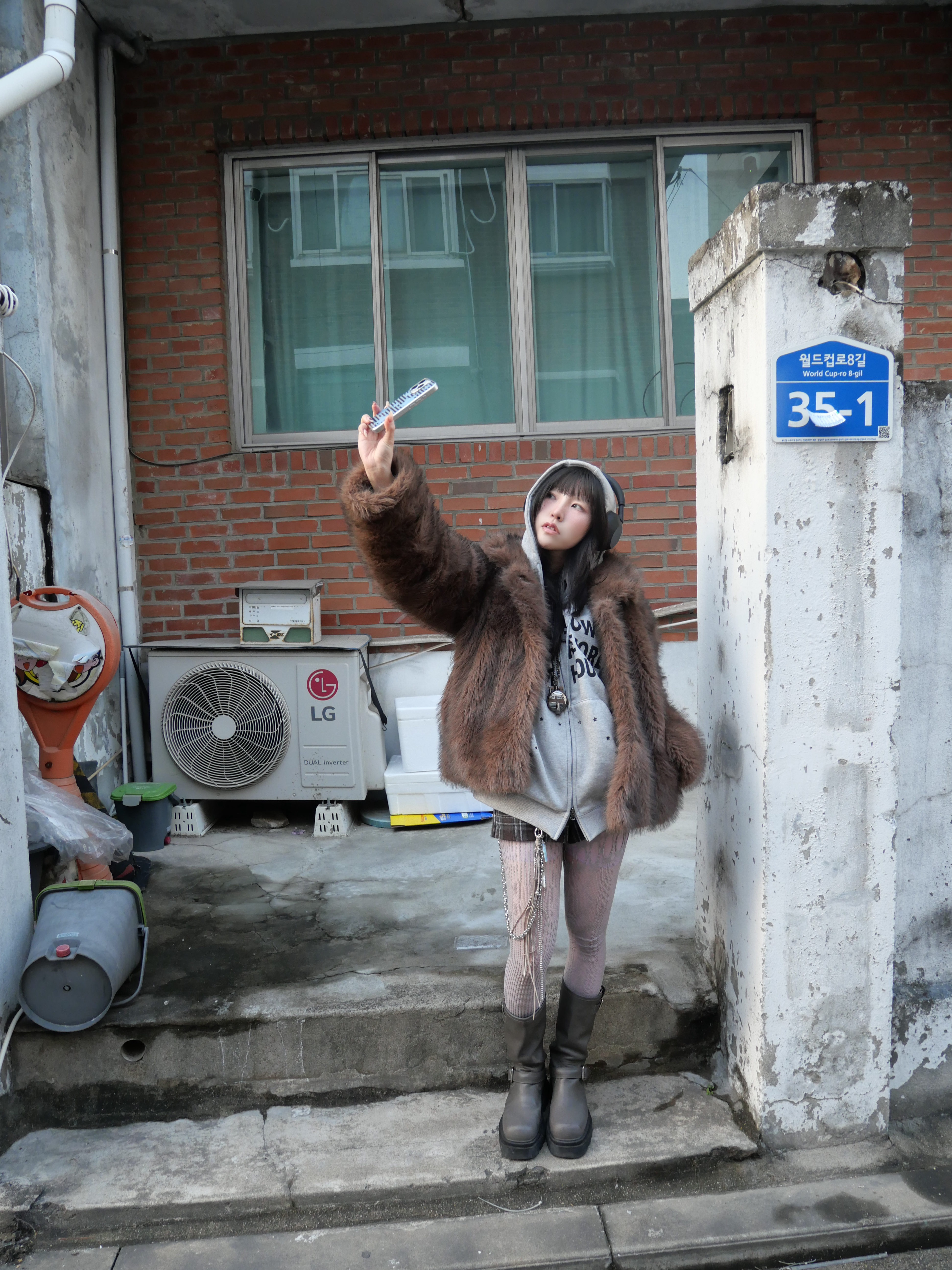 SLOW RECORD HOUSE Typo Star Hood Zip-Up Grey 착용 스타일 - 8