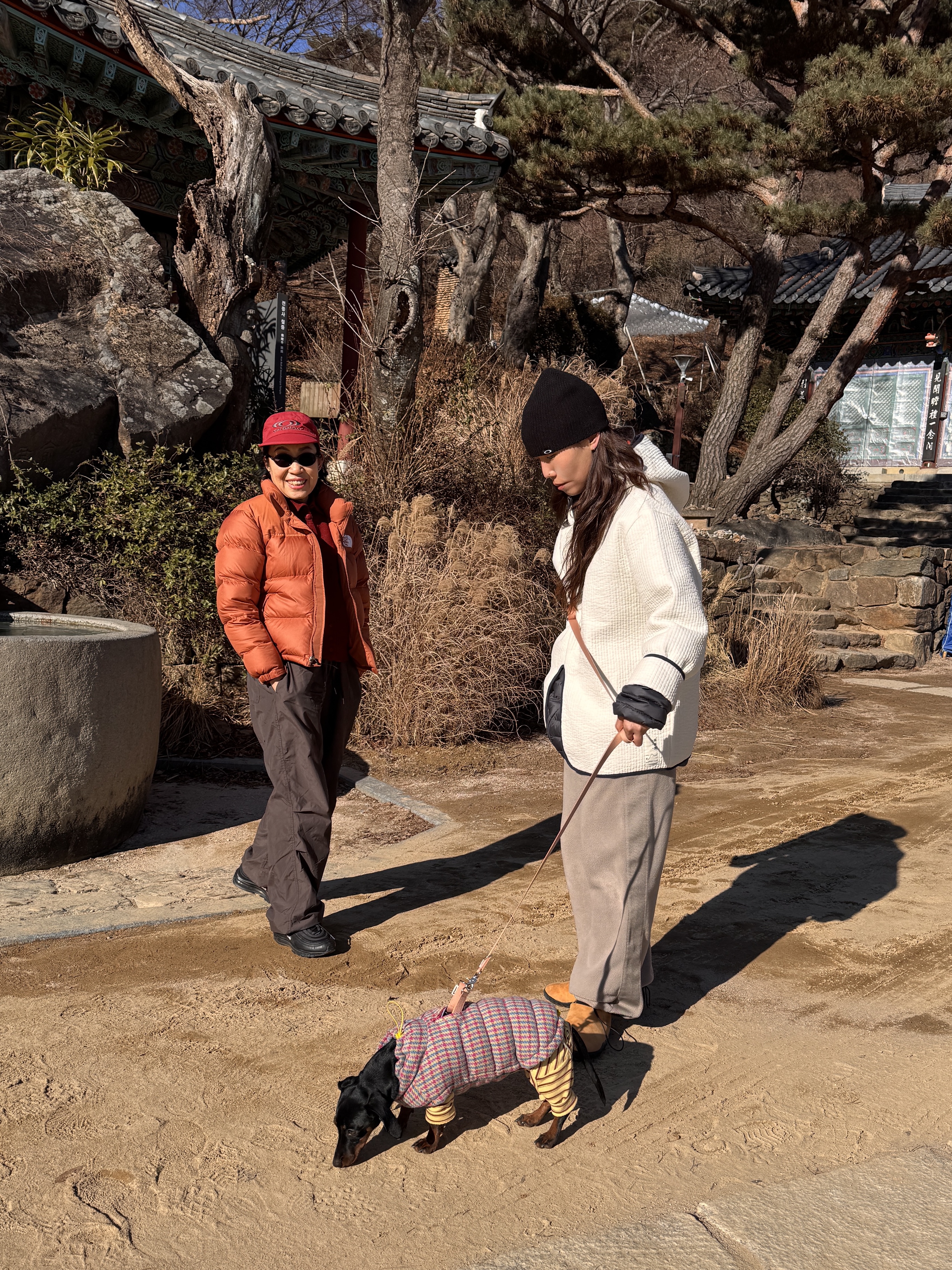 Oakley Session Beanie Blackout, Uniqlo x Needles Fleece Wide Pants Beige - KR 착용 스타일 - 1