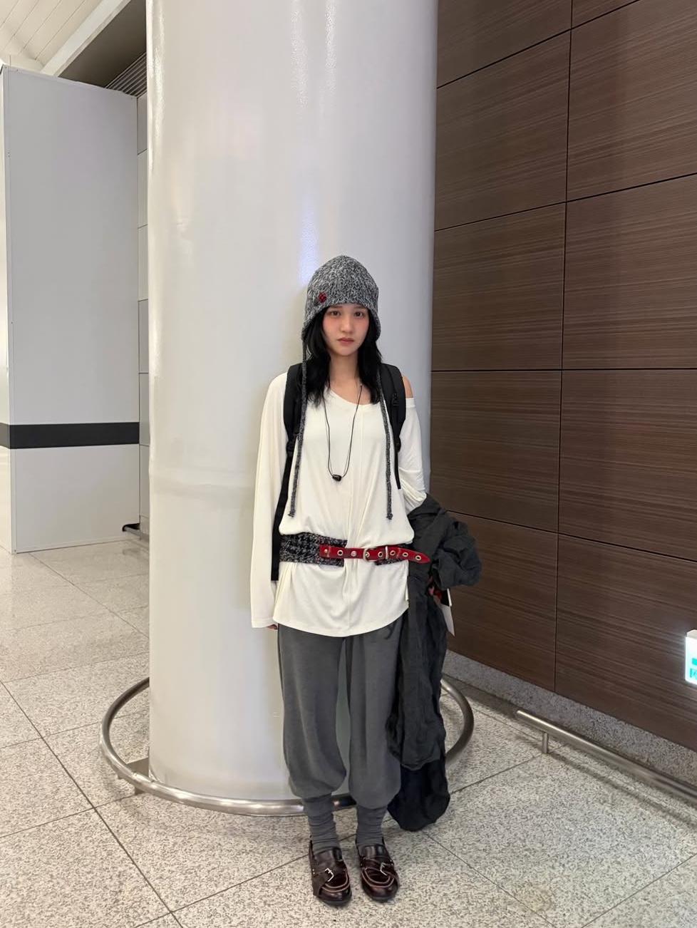 SOMSOC Fuzzy Earflab Beanie Chacoal, SOMSOC Halo Contrast Check Belt Charcoal 착용 스타일 - 2
