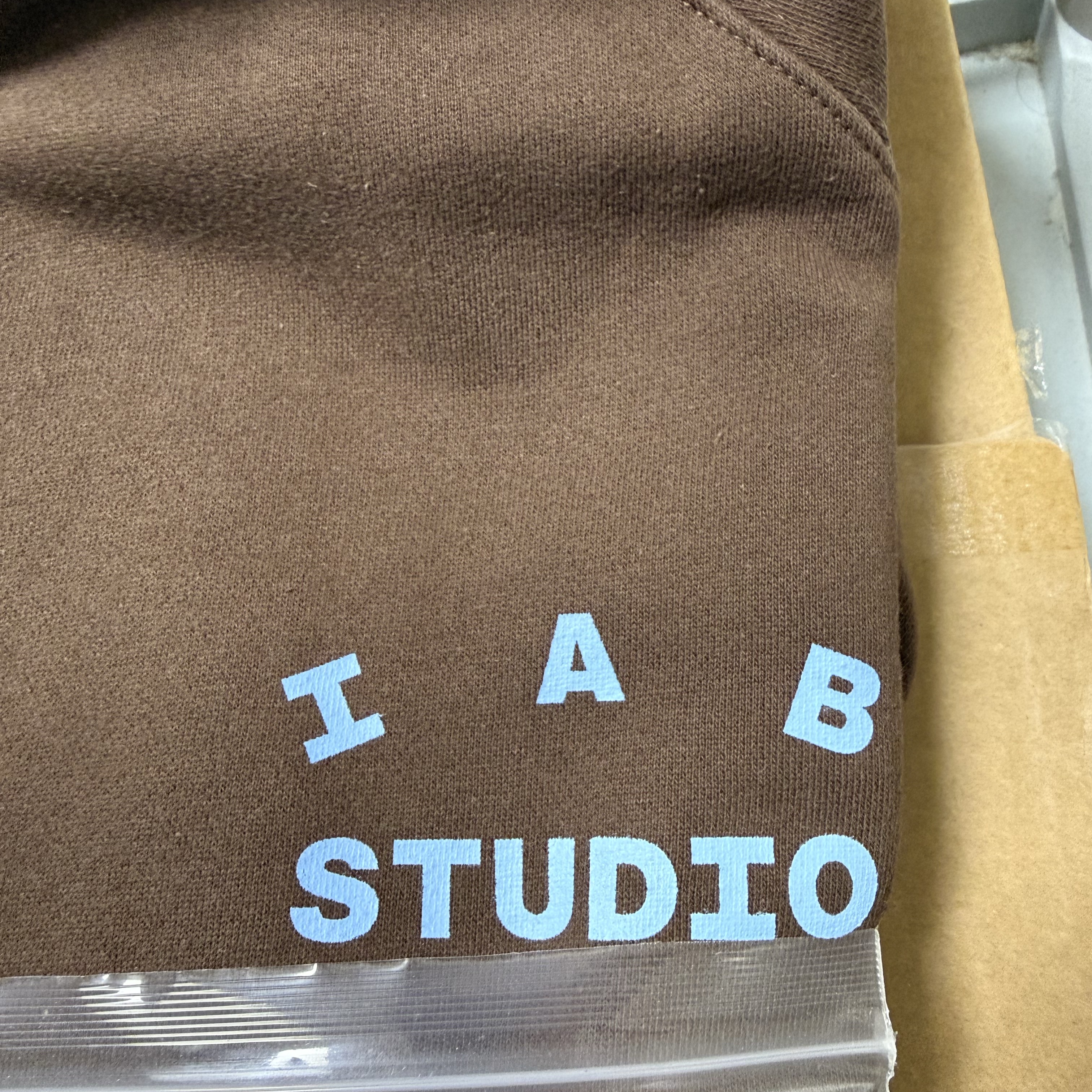 IAB Studio IAB 2Way Full Zip-up Brown 착용 스타일 - 1