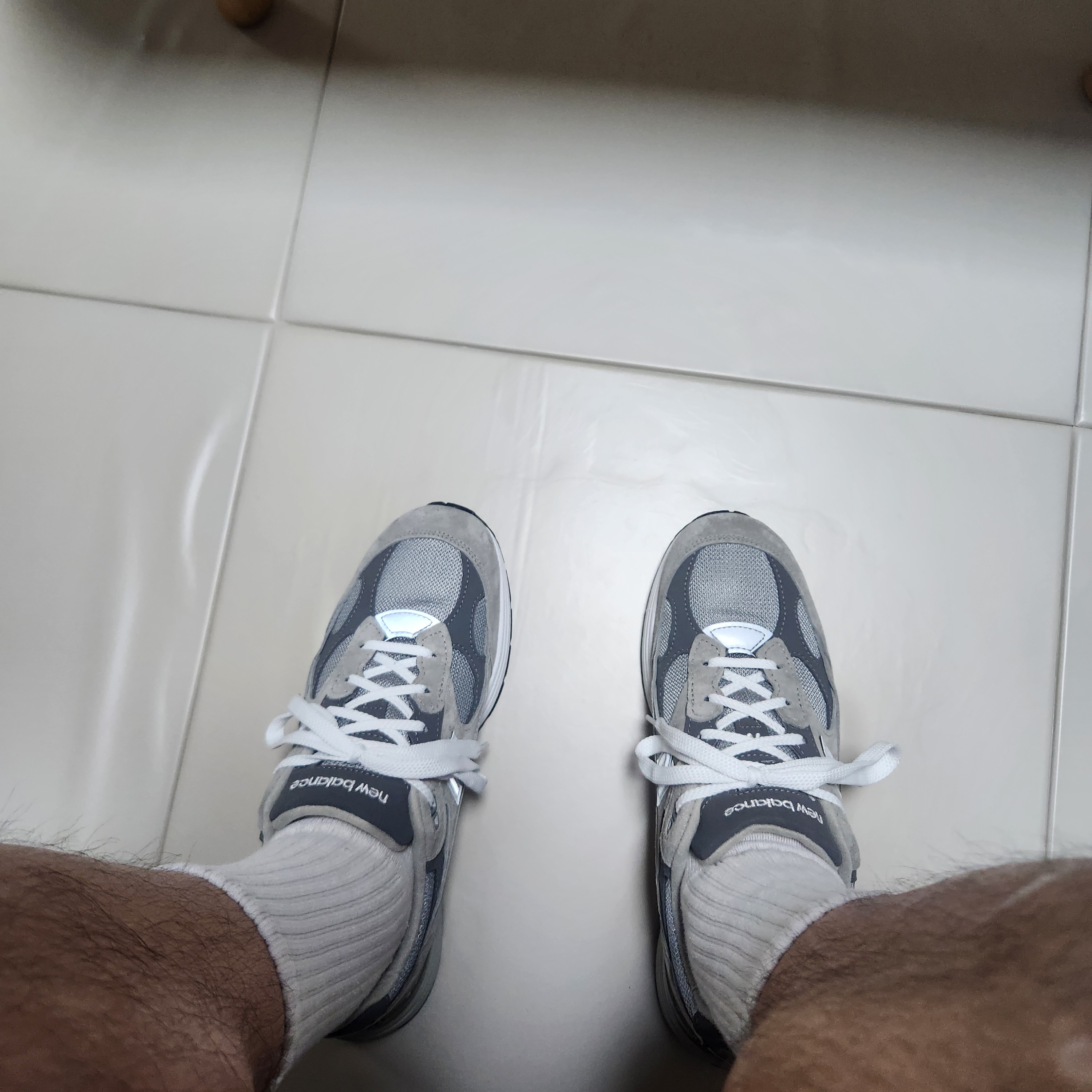New Balance 992 Made in USA Core Grey Silver Metallic 착용 스타일 - 1