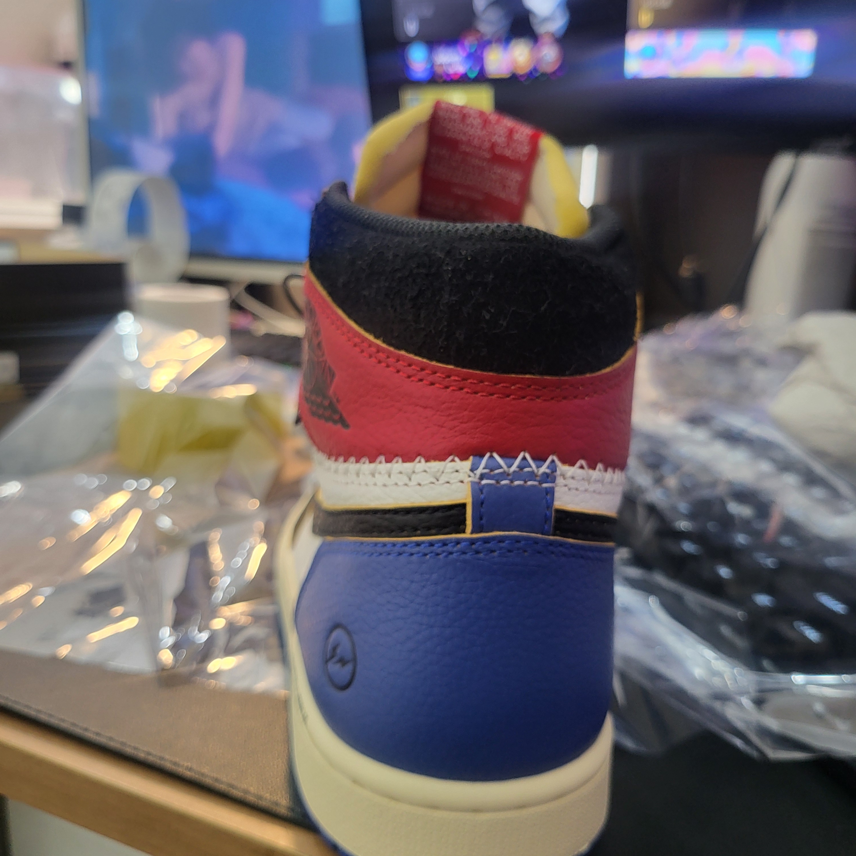 Jordan 1 x Fragment x Union LA Black and Varsity Red 착용 스타일 - 3