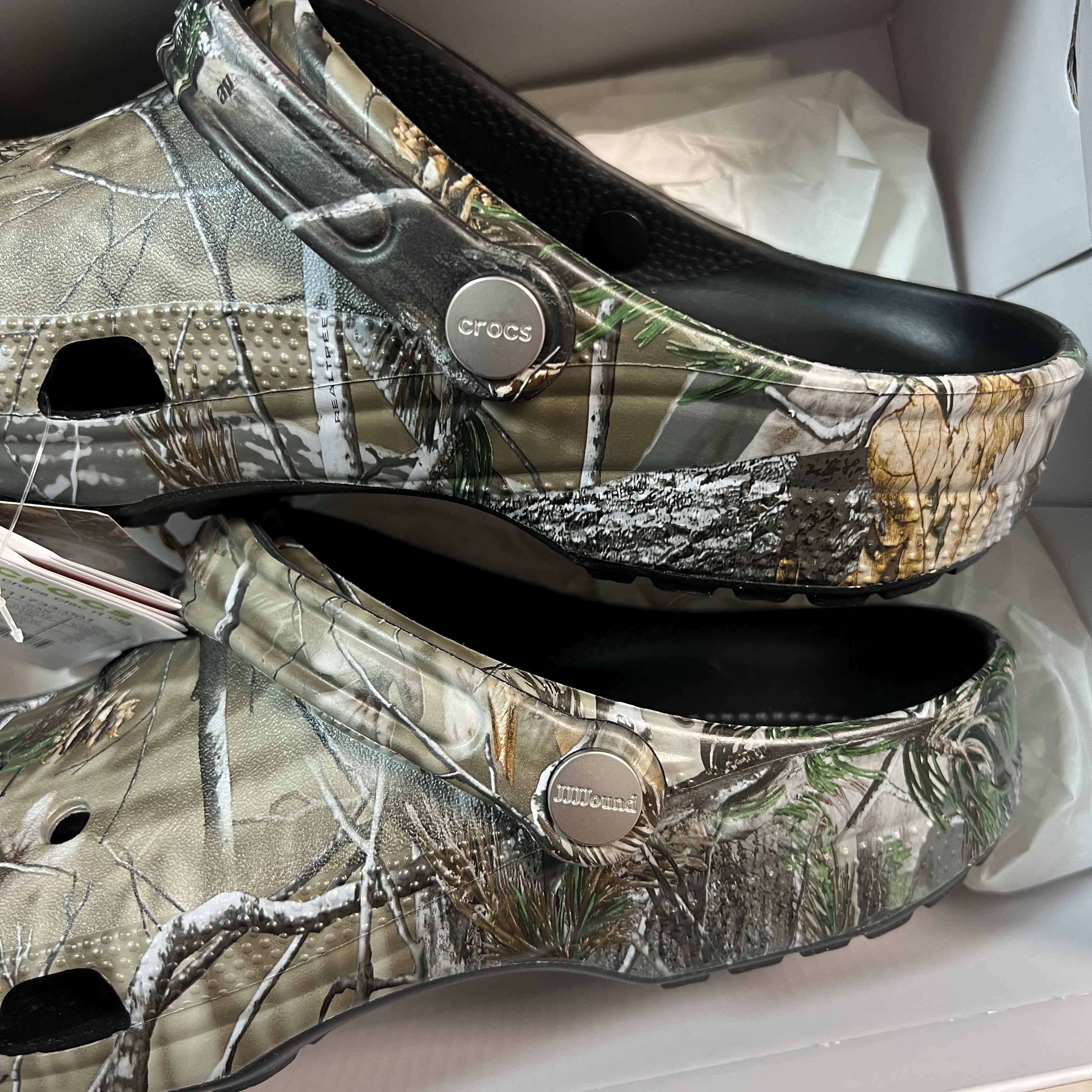 Crocs x JJJJound Classic Clog Realtree Black 착용 스타일 - 2