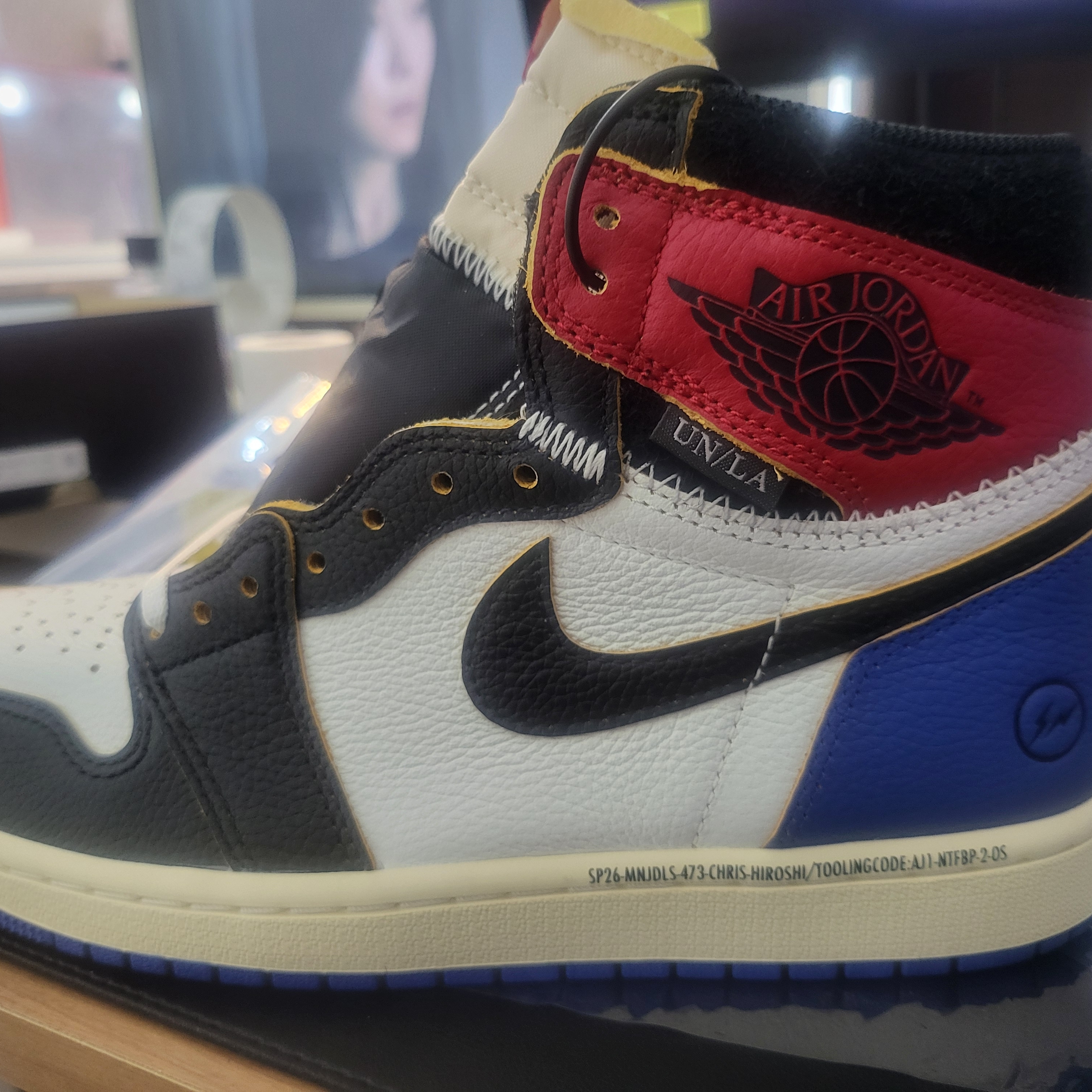 Jordan 1 x Fragment x Union LA Black and Varsity Red 착용 스타일 - 5