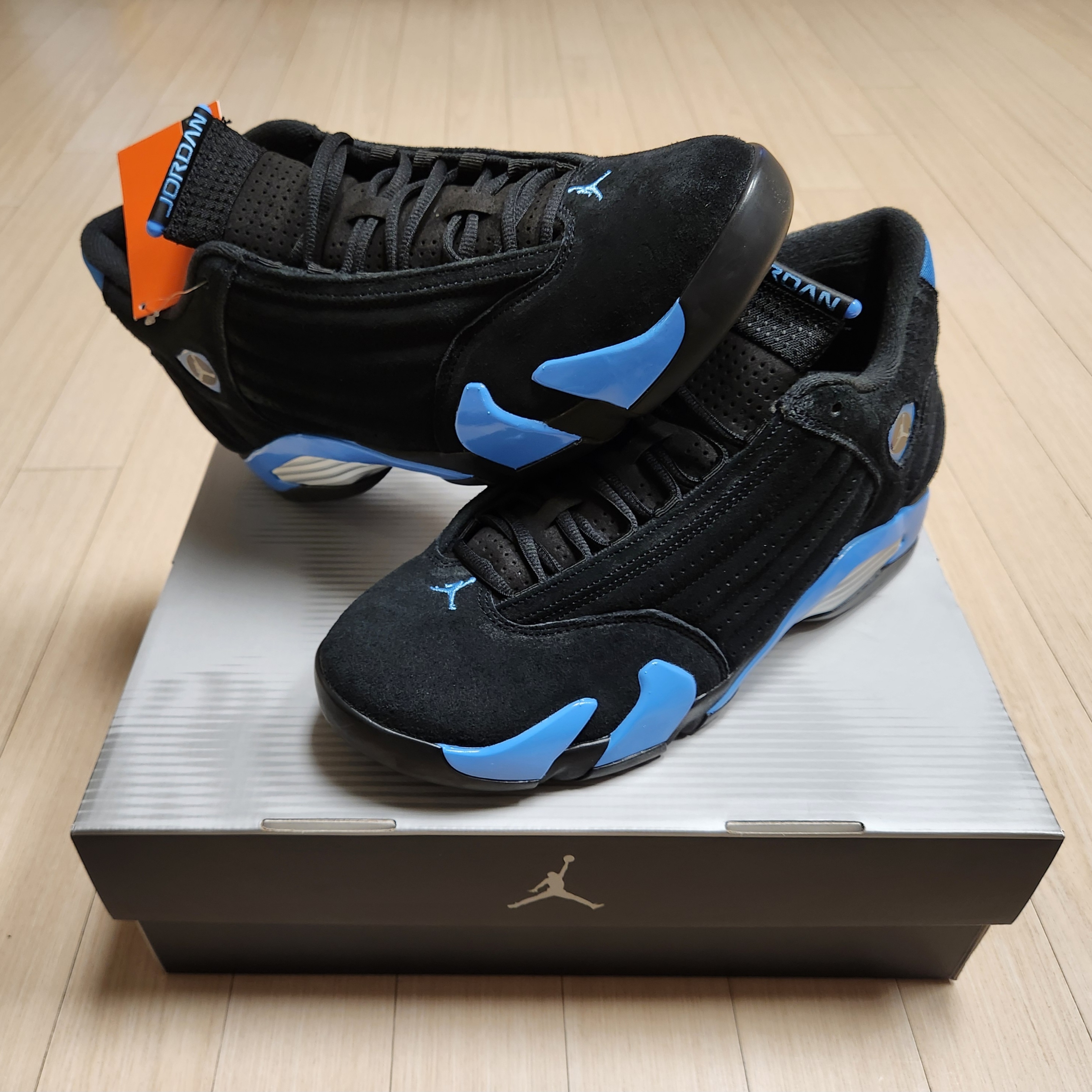 Jordan 14 Retro Black and University Blue 착용 스타일 - 2