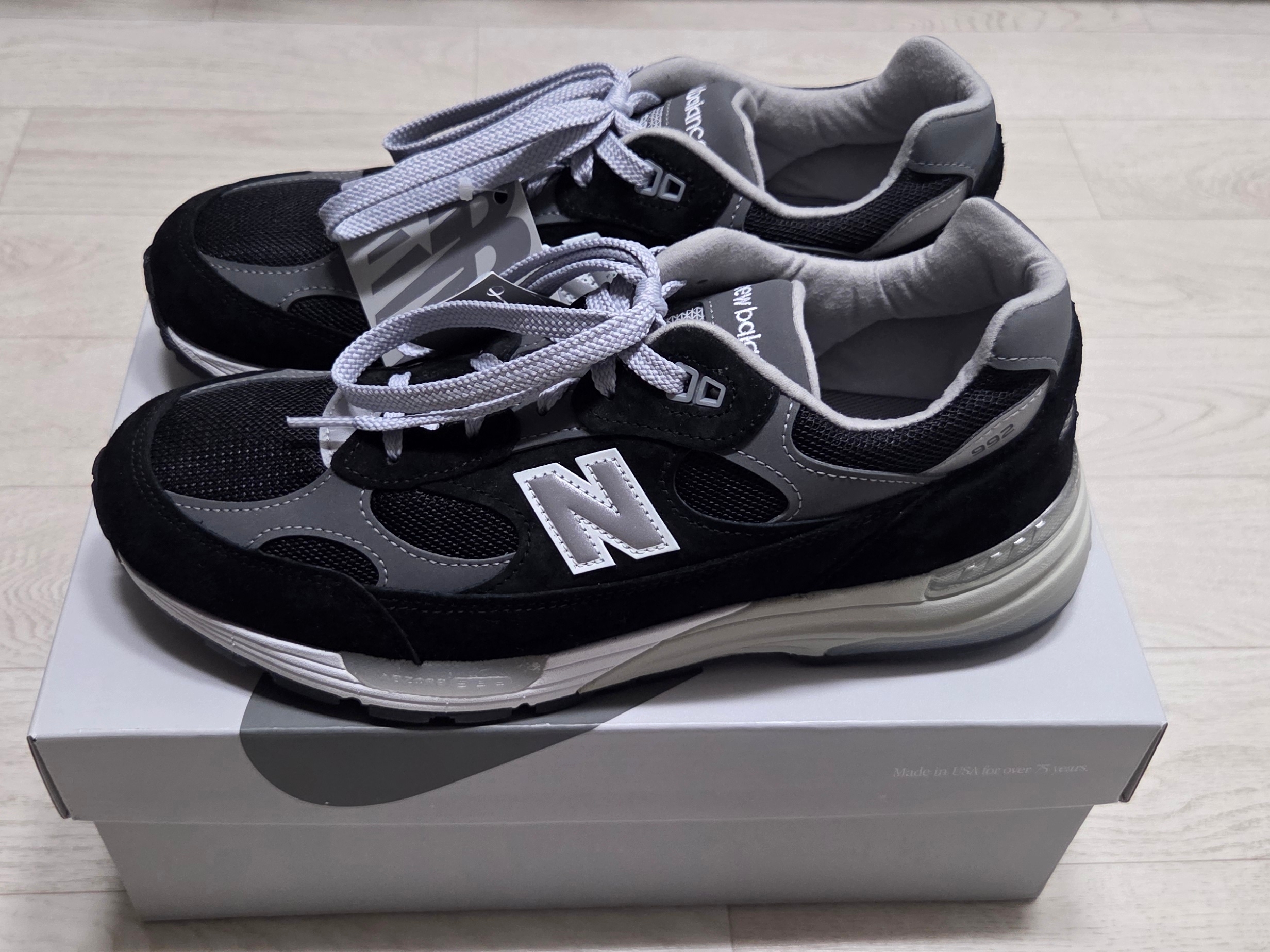 New Balance 992 Made in USA Moonrock Mushroom, New Balance 992 Made in USA Core Black Grey 착용 스타일 - 4