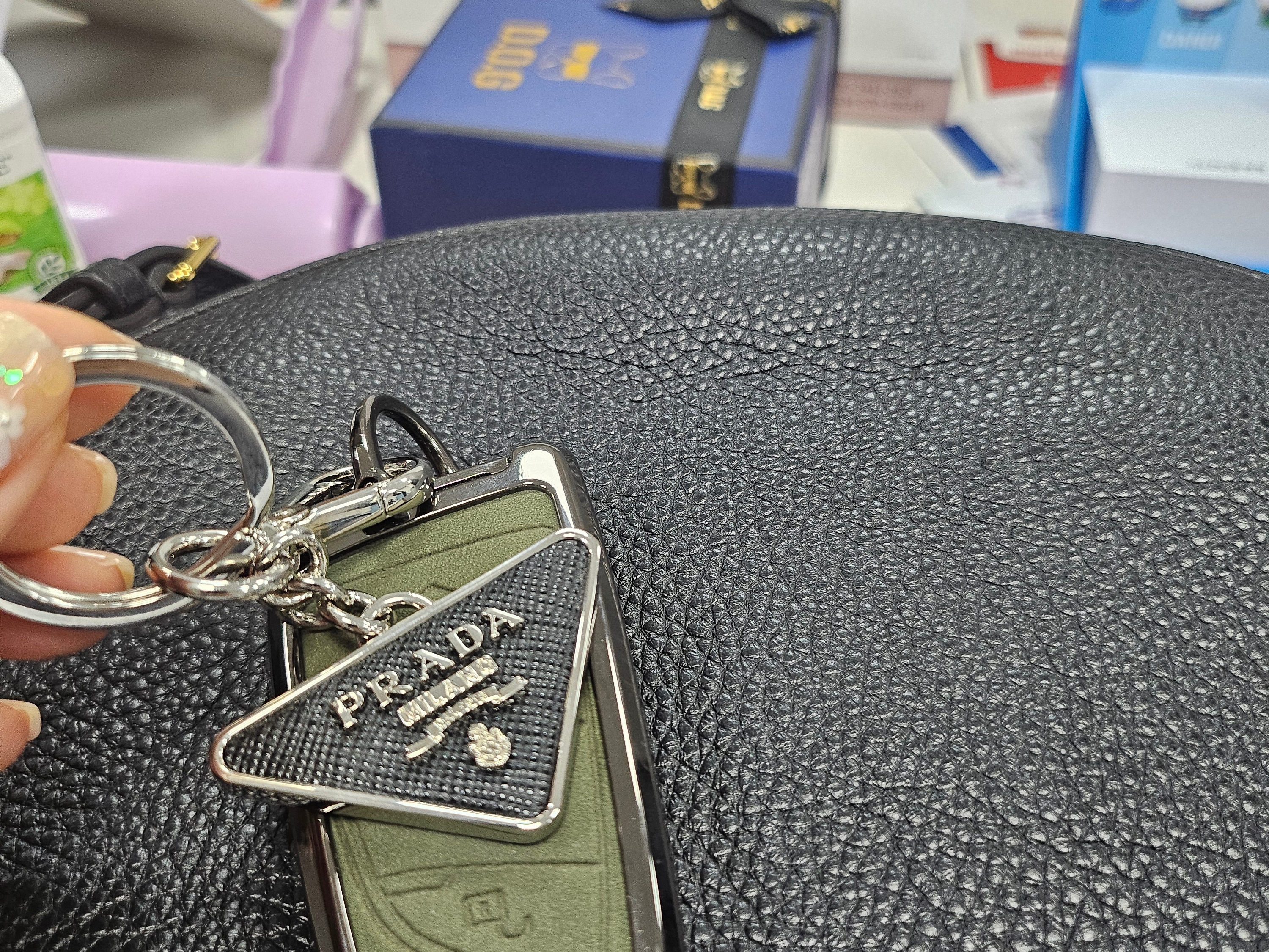 Prada Saffiano Leather Triangle Logo Keychain Black Silver 착용 스타일 - 1